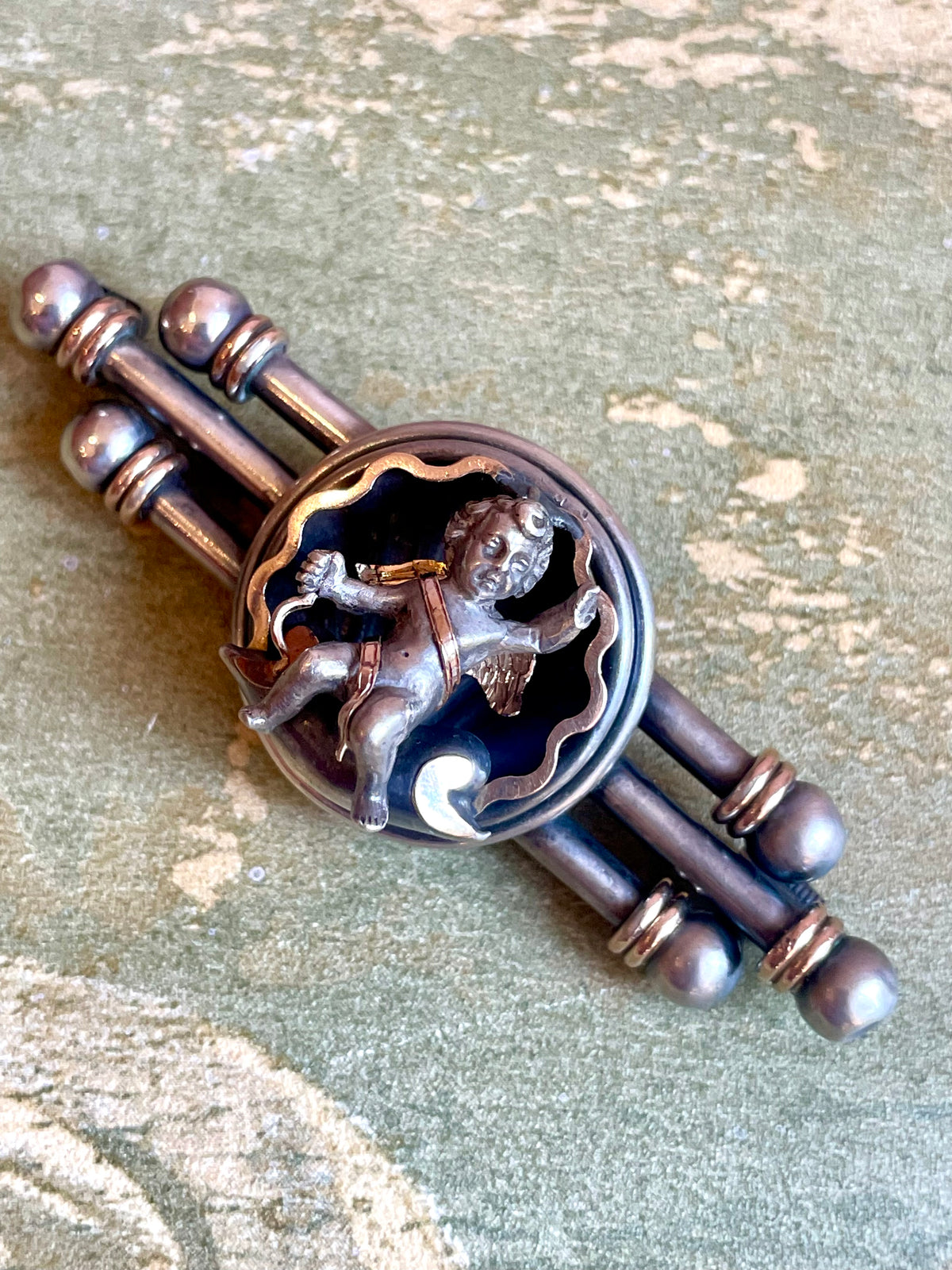Indimenticabile spilla in argento con putto, epoca vittoriana