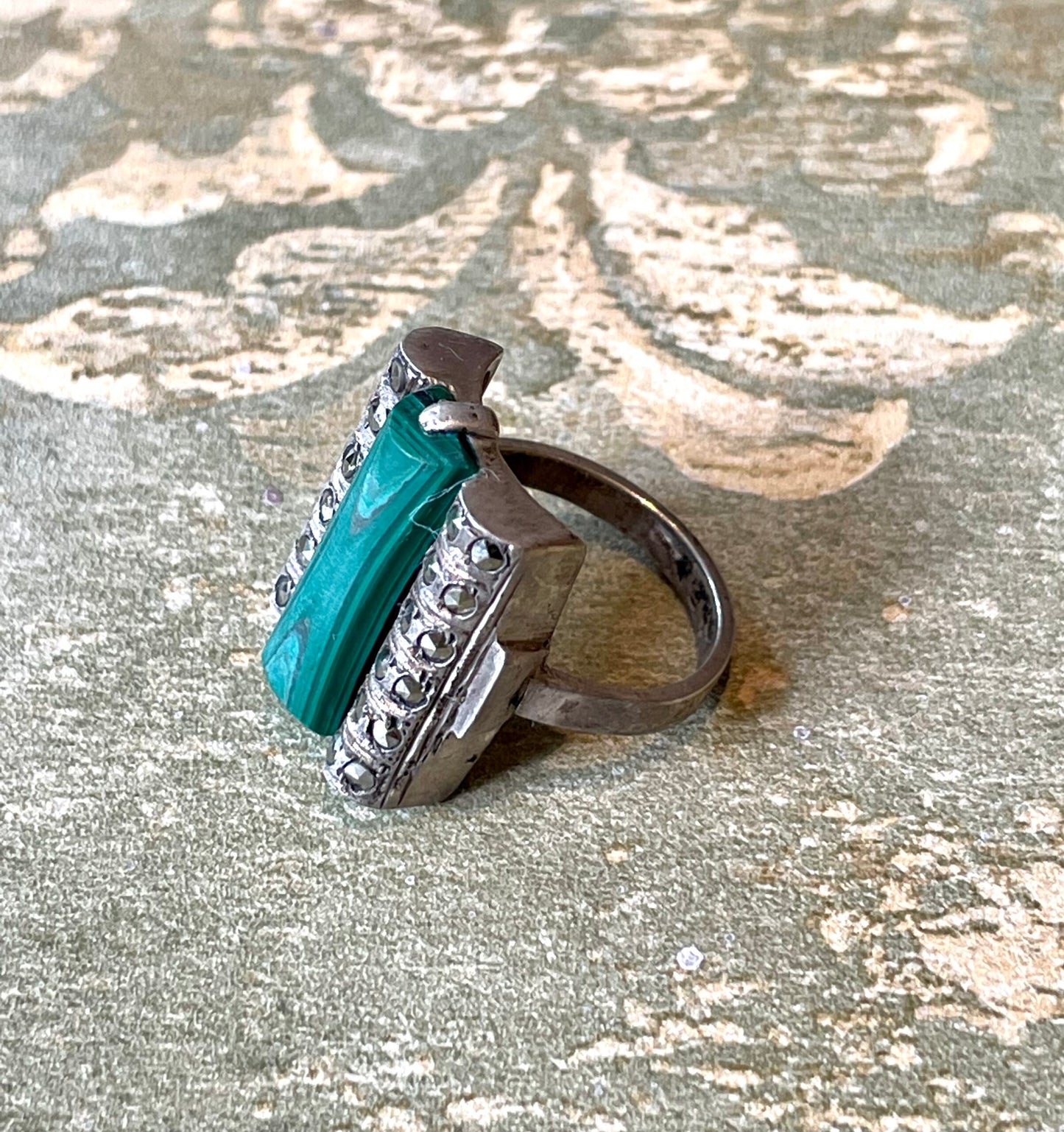 Anello Deco’ in argento, malachite e marcassite