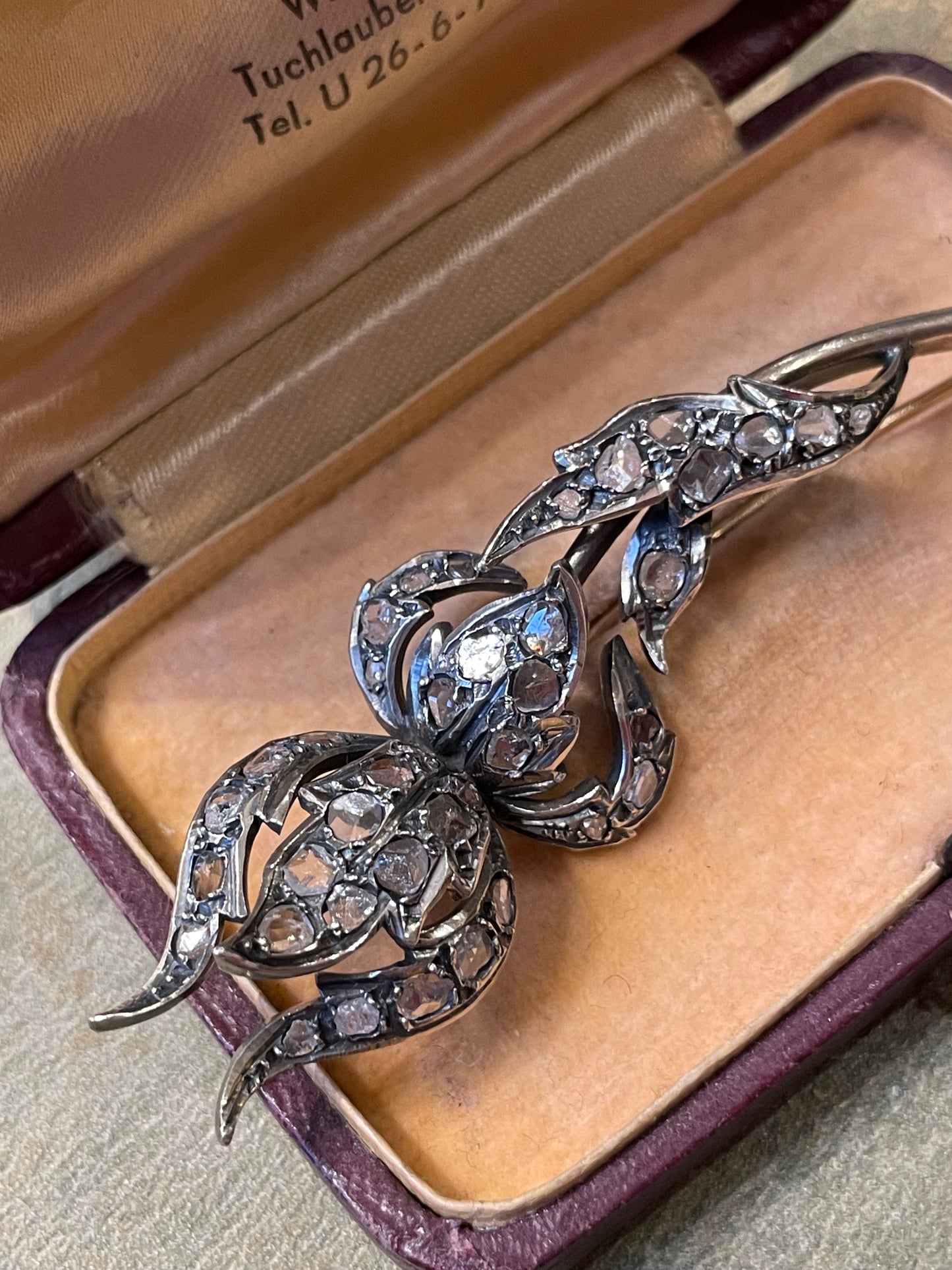 Romantica spilla vittoriana bocciolo di rosa con rosette di diamanti