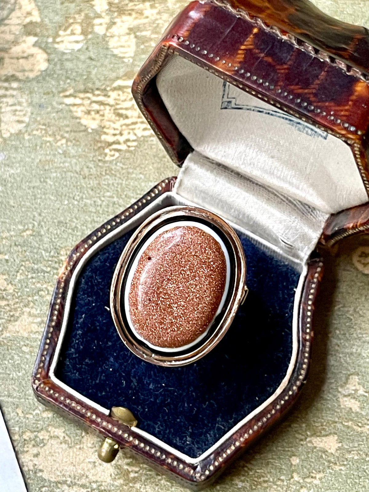Affascinante anello con grande cabochon in avventurina e oro giallo, epoca vittoriana