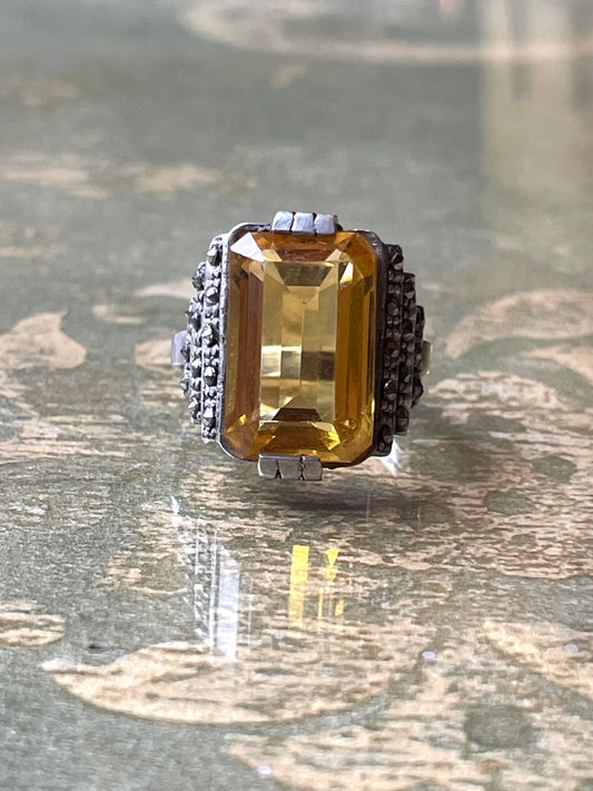 Luminoso anello Art Deco in argento e marcassite