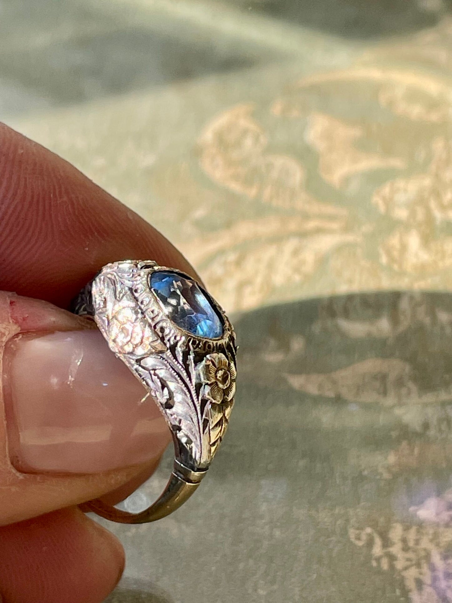 Anello vittoriano con quarzo azzurro