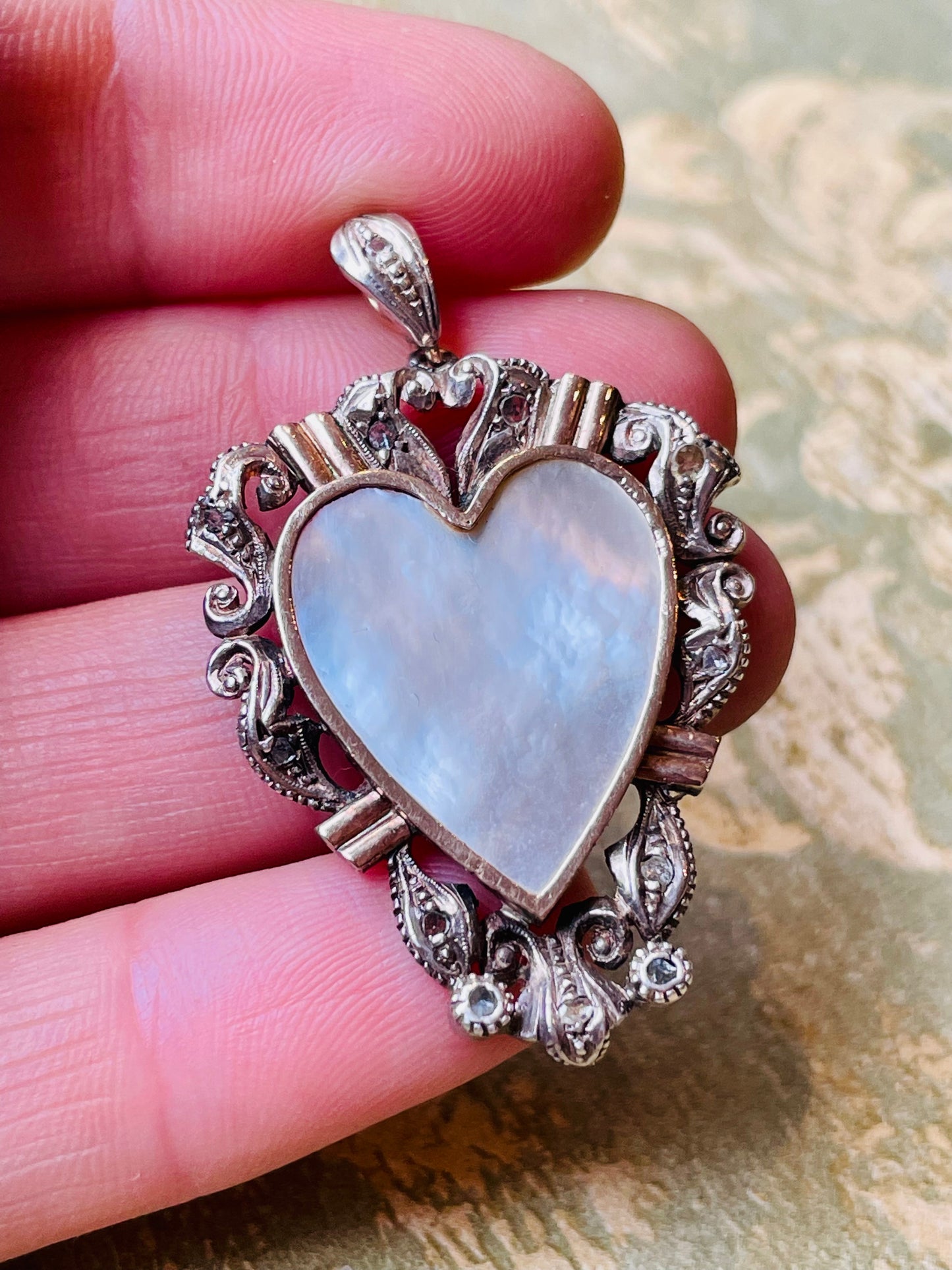 Pendente con cuore in madreperla, oro rosa e argento, epoca edoardiana