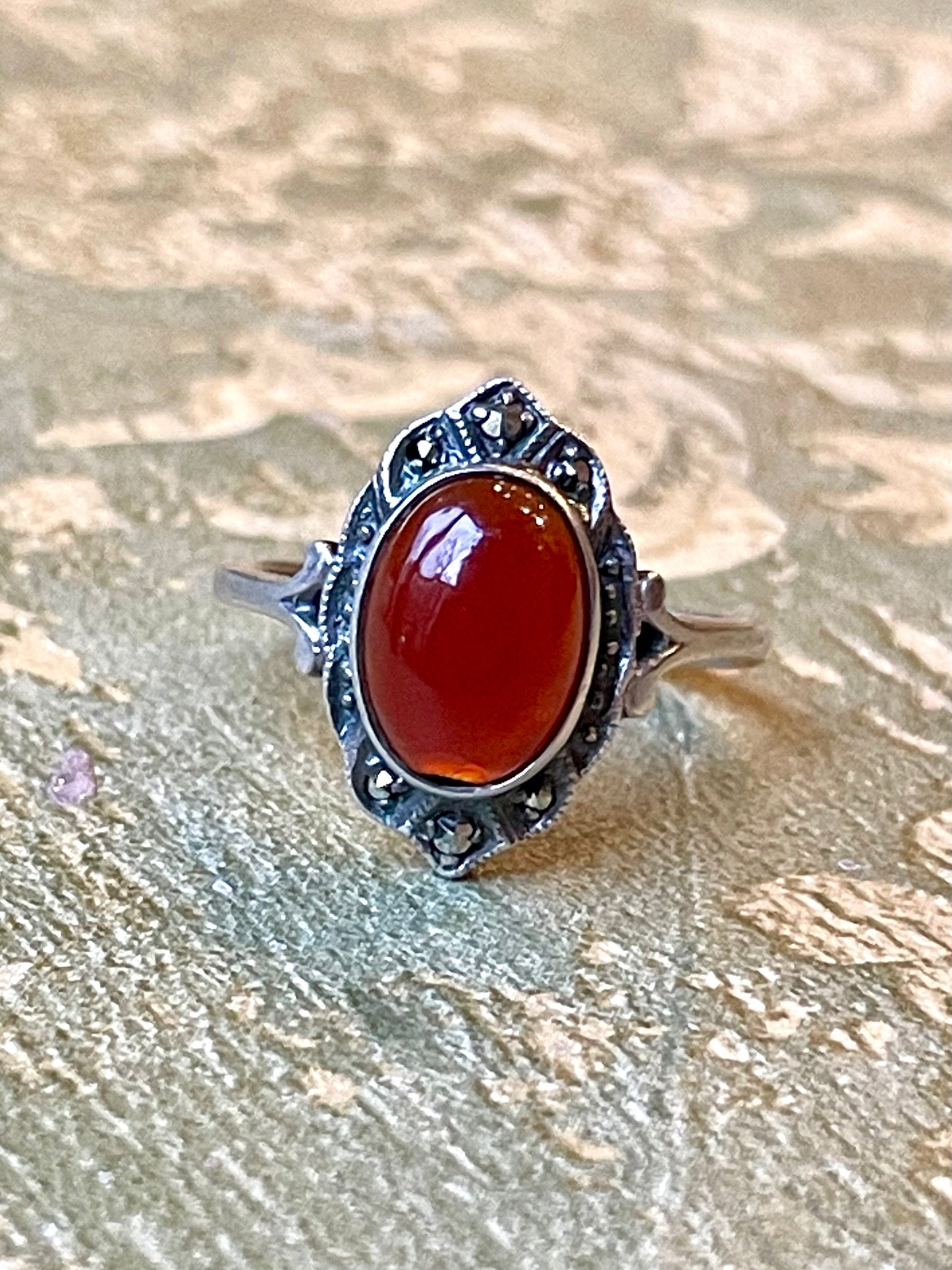 Anello con corniola cabochon, Art Deco