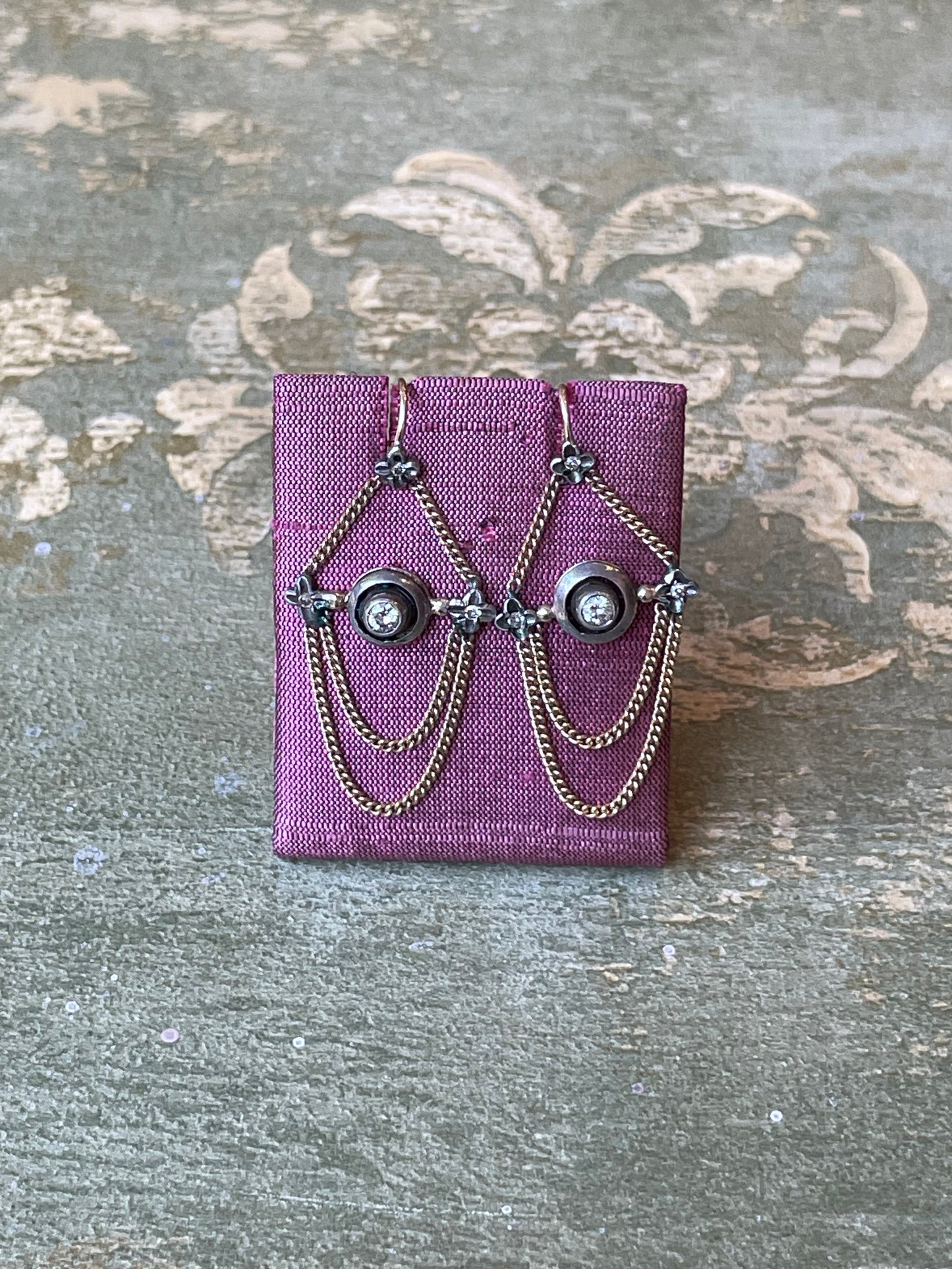 Orecchini con catena a festone in oro, argento e diamanti