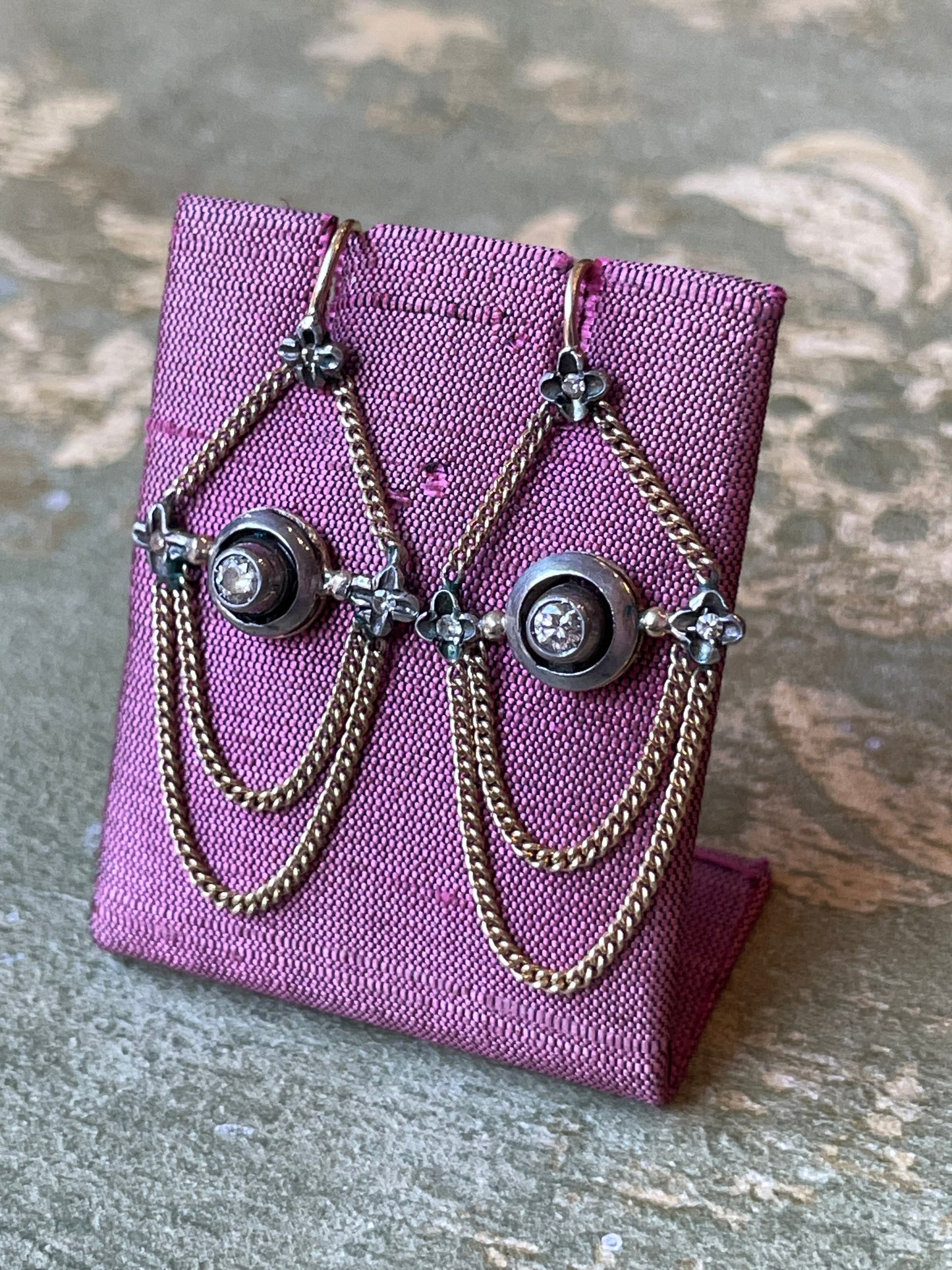 Orecchini con catena a festone in oro, argento e diamanti