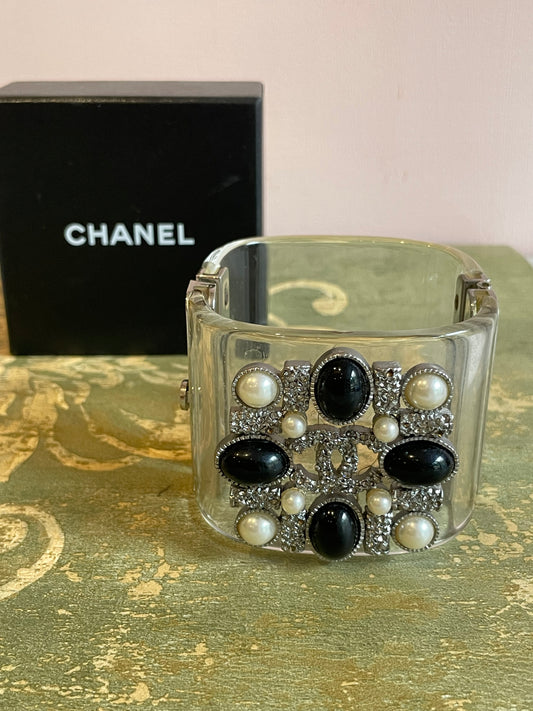 Manchette in plexi Chanel