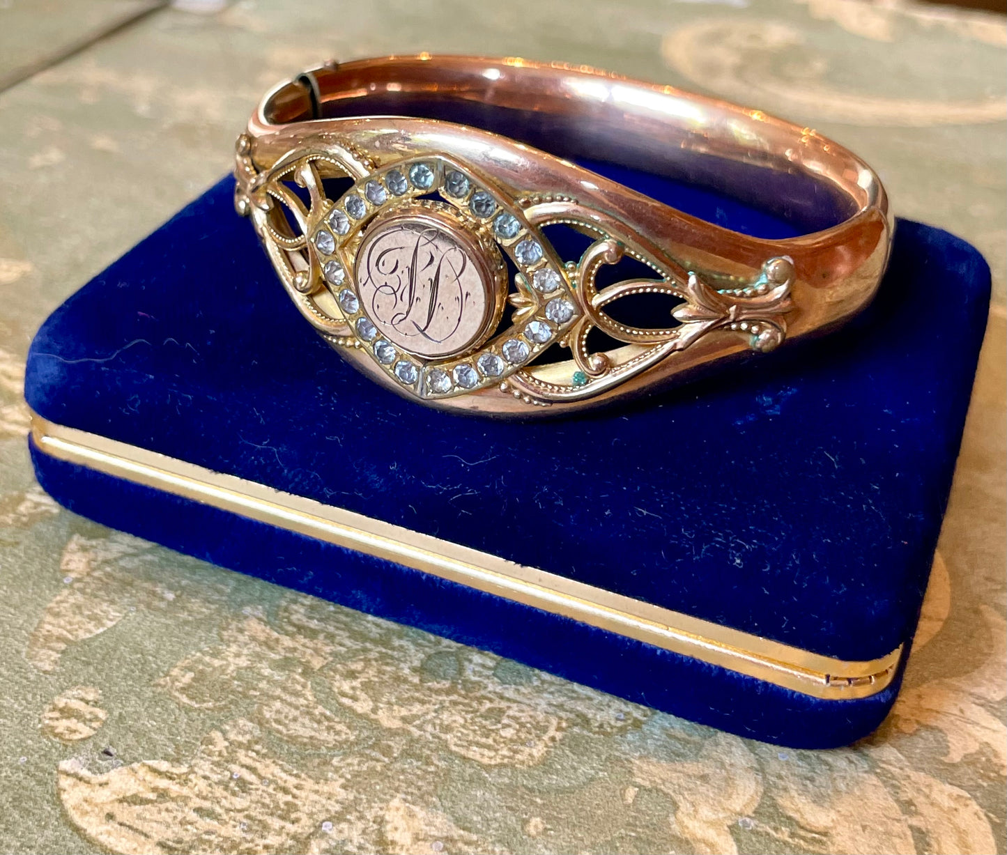 Bracciale rigido con medaglione placcato oro, epoca Napoleone III