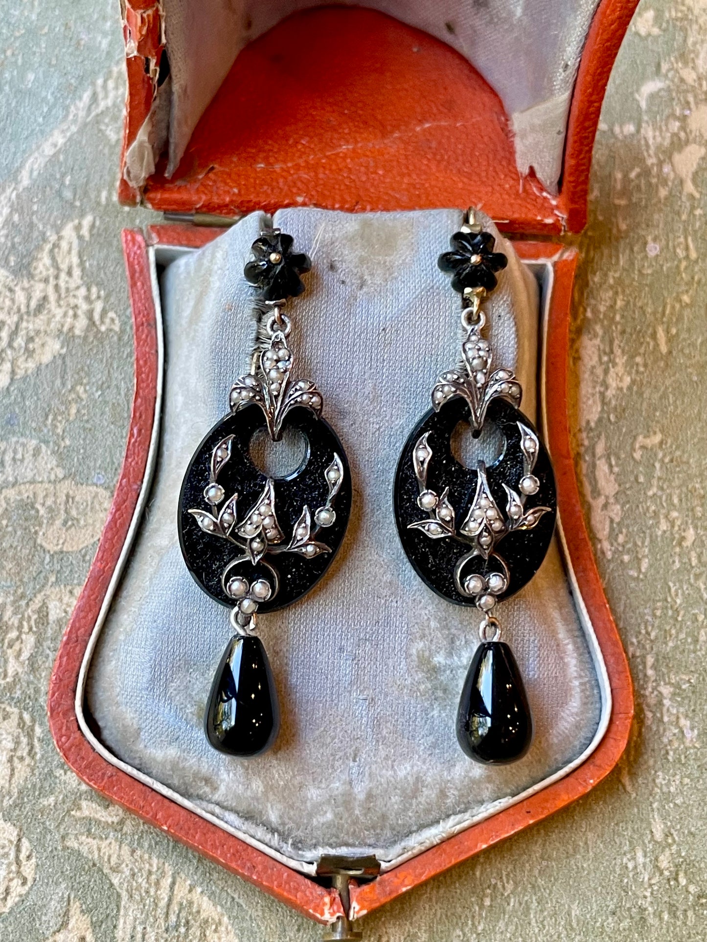 Romantici orecchini vittoriani in onice