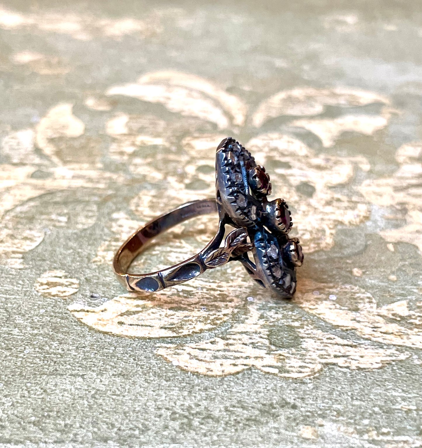 Incantevole anello vittoriano con rosette di diamanti e rubini