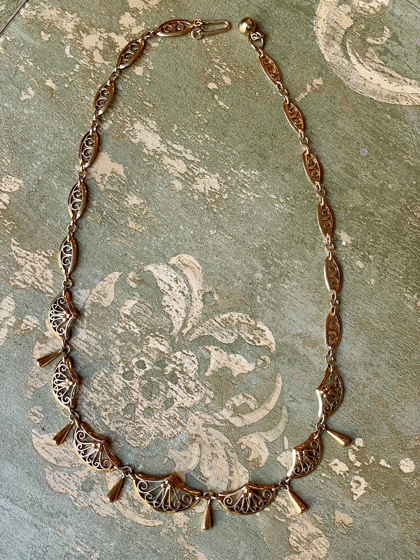 Sofisticata collana dorata Art Nouveau