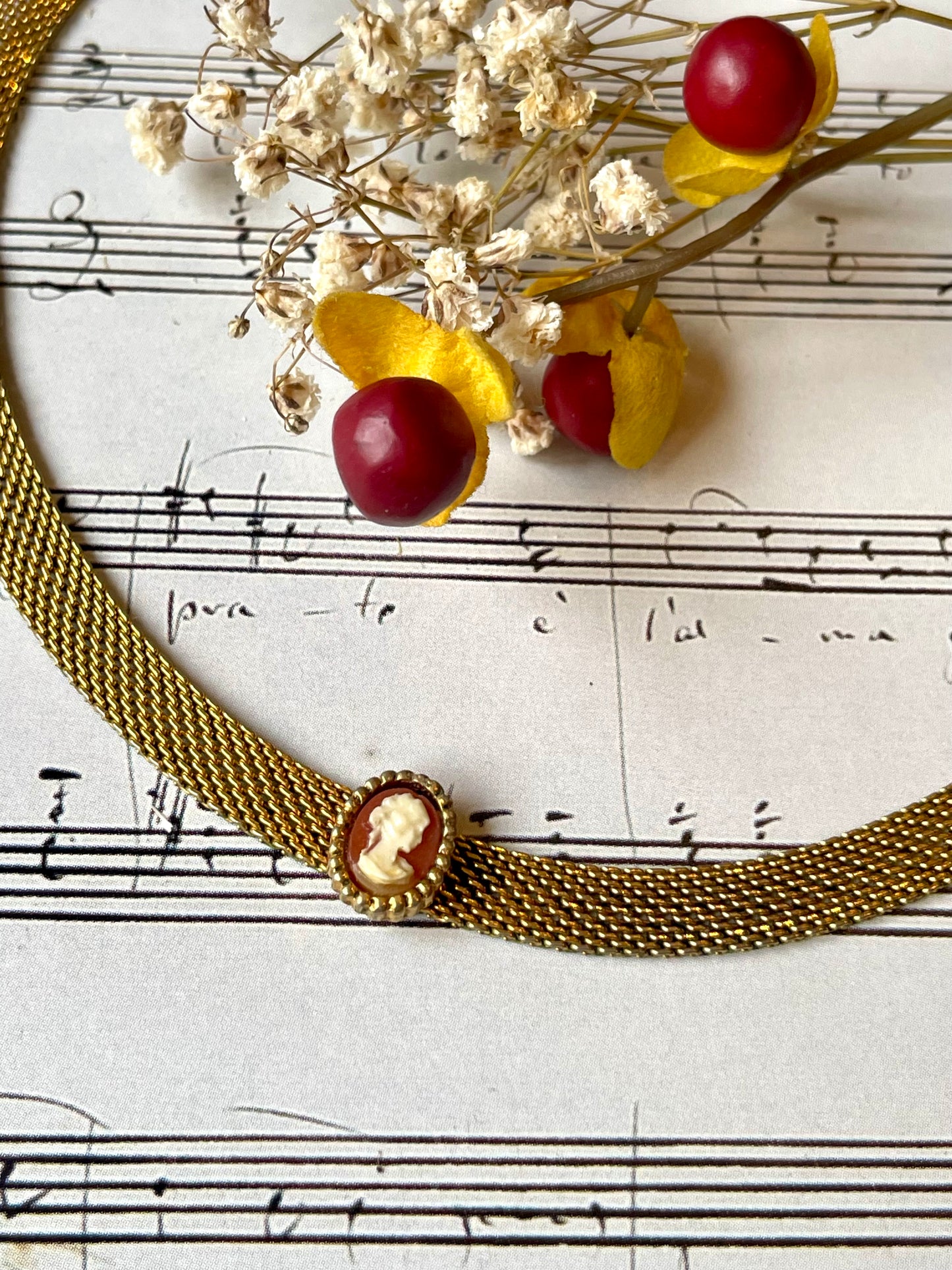 Choker dorato con piccolo cammeo, anni ‘50