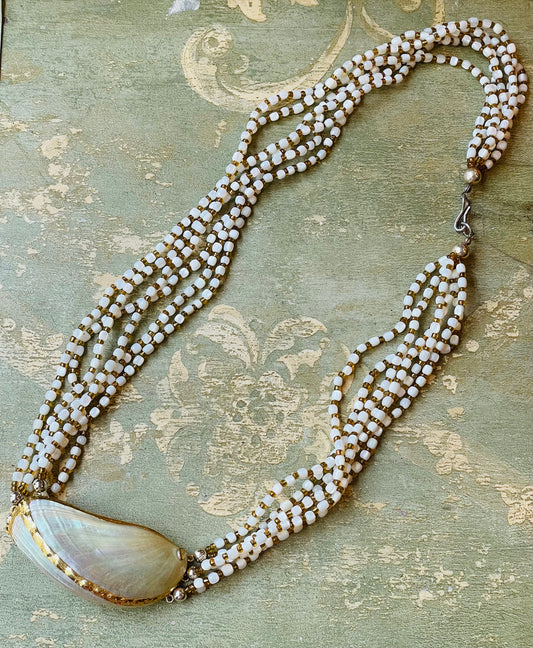 Incantevole collana a sei fili di madreperla, anni ‘50/60