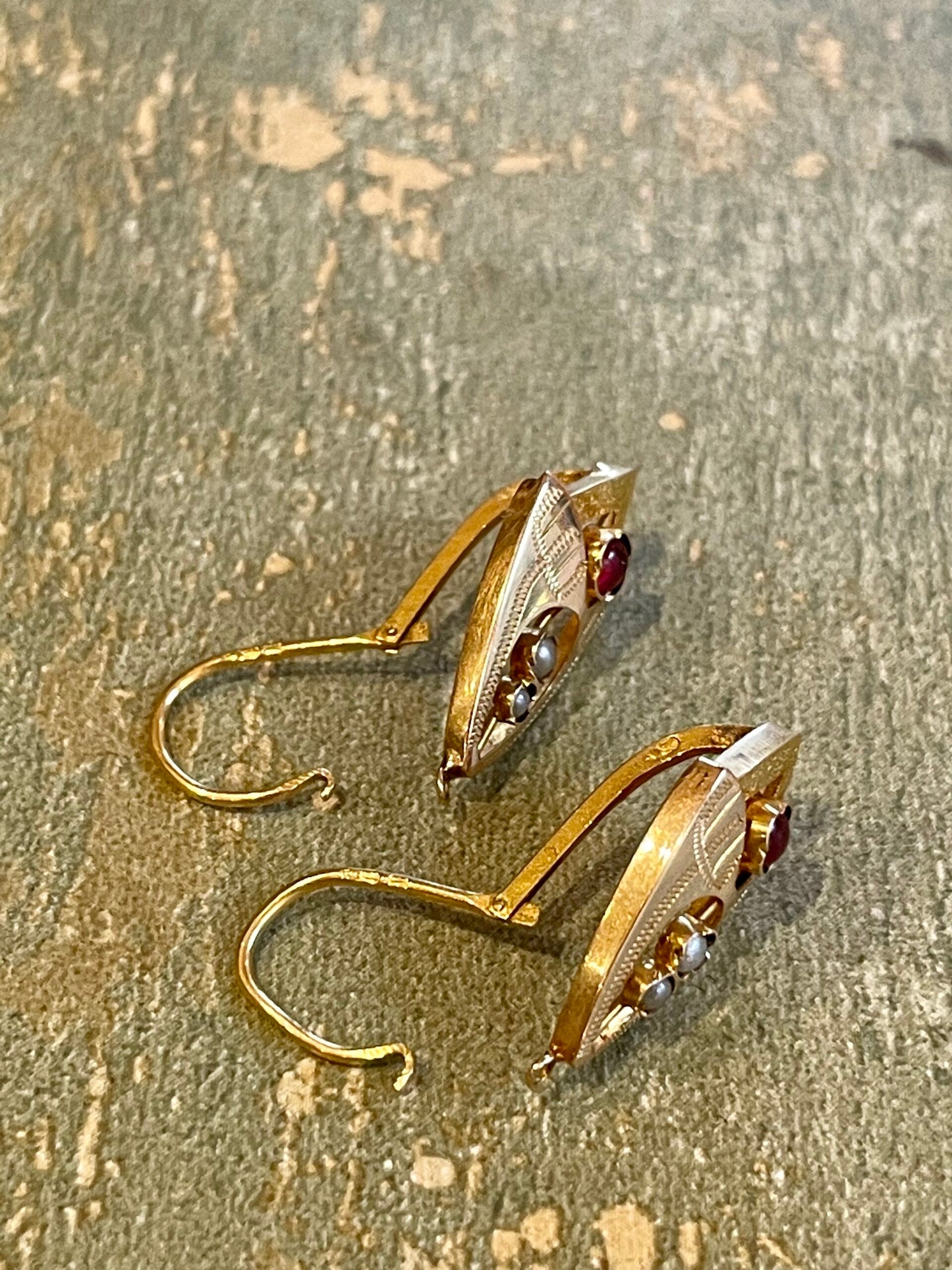 Liberty earrings in yellow gold, rubies and semi-pearls