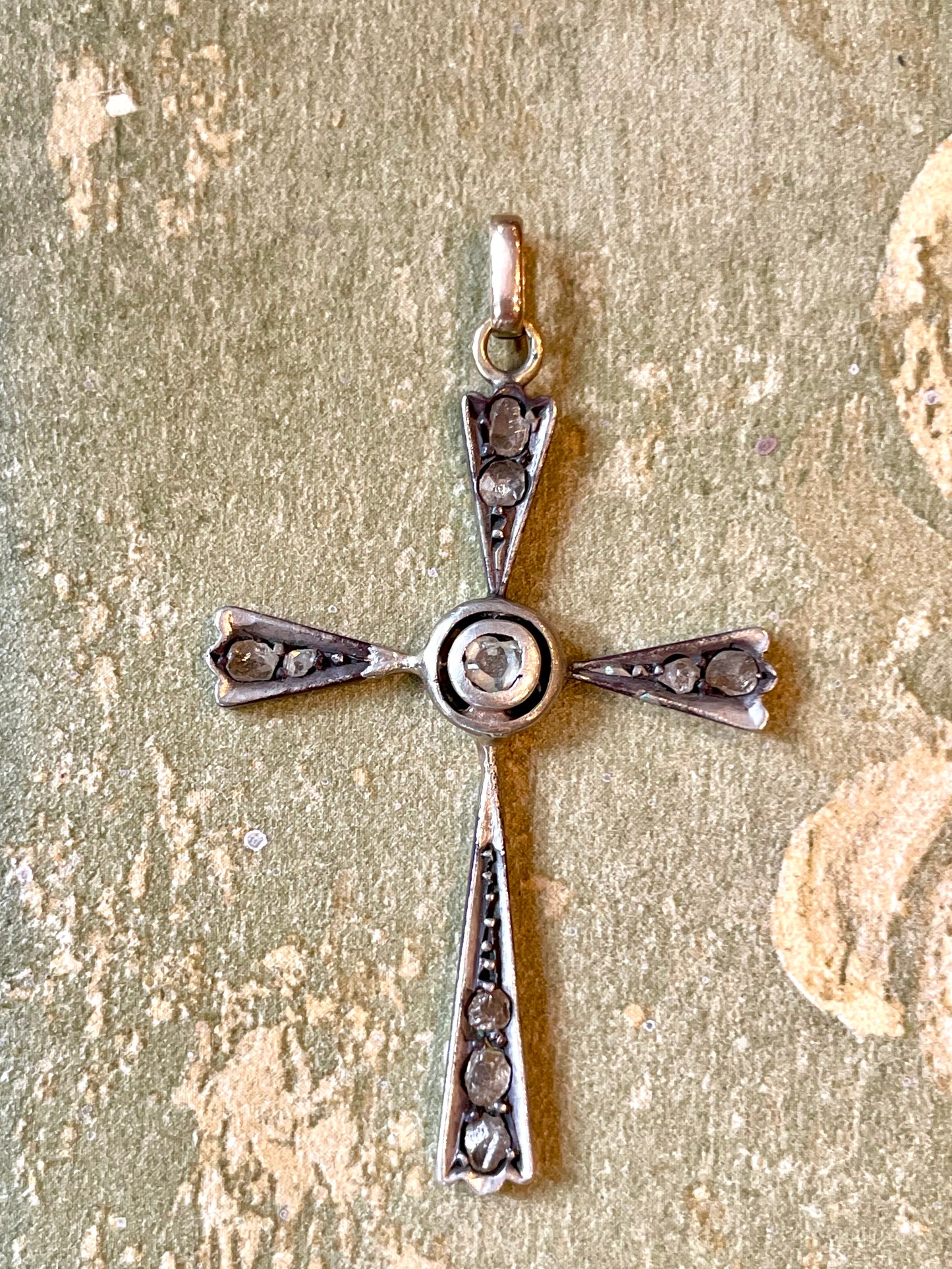 Croce  pendente in argento, oro giallo e rosette di diamanti, fine XIX secolo