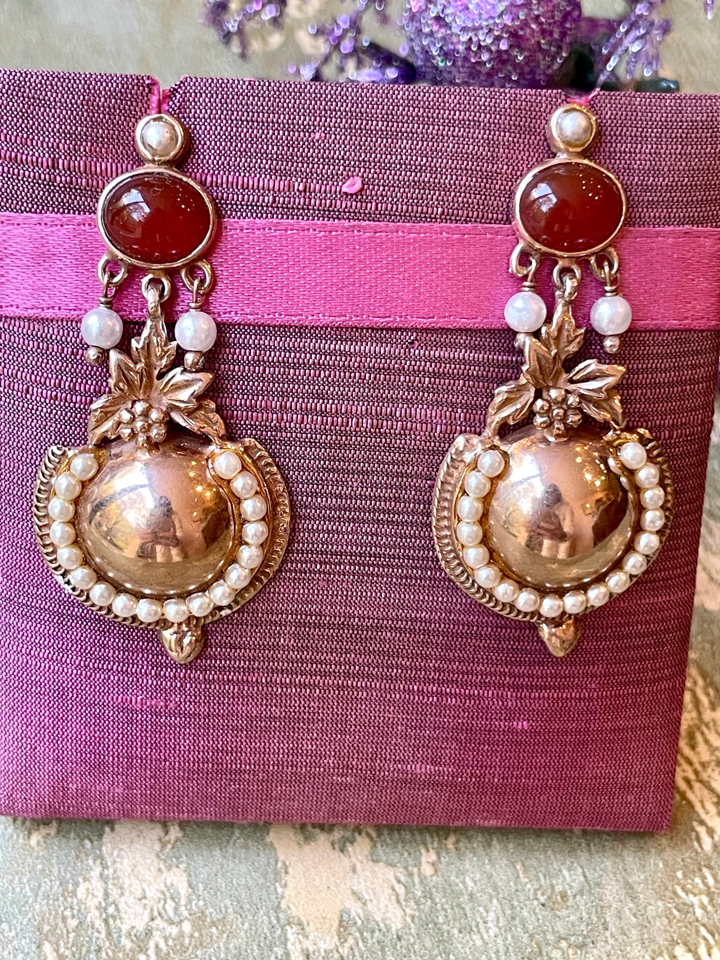 Eleganti orecchini in argento rosa, perle e corniola, anni ‘50