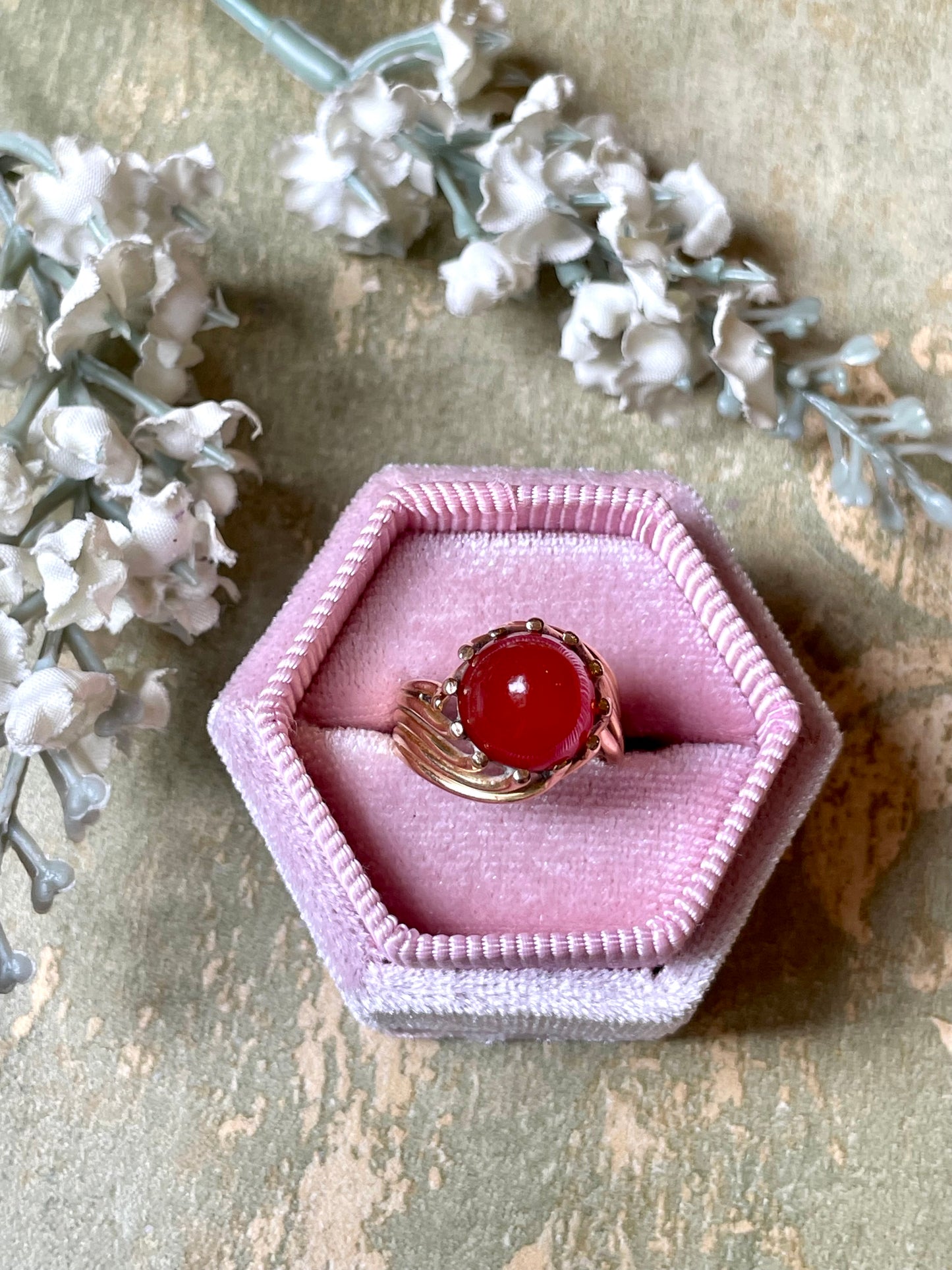 Intramontabile anello con corniola cabochon, anni ‘50