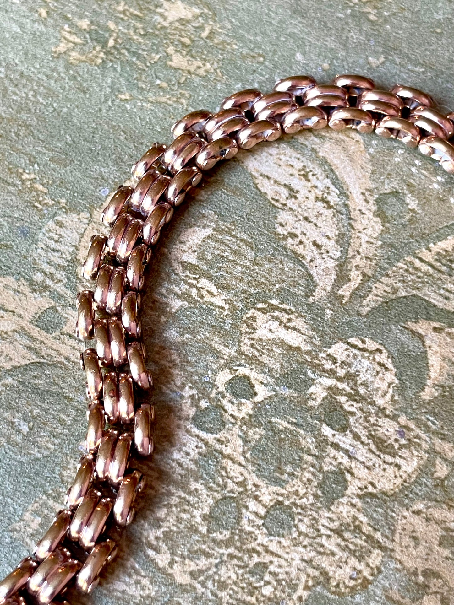 Ricercato bracciale Tank laminato in oro, Francia, anni ‘40