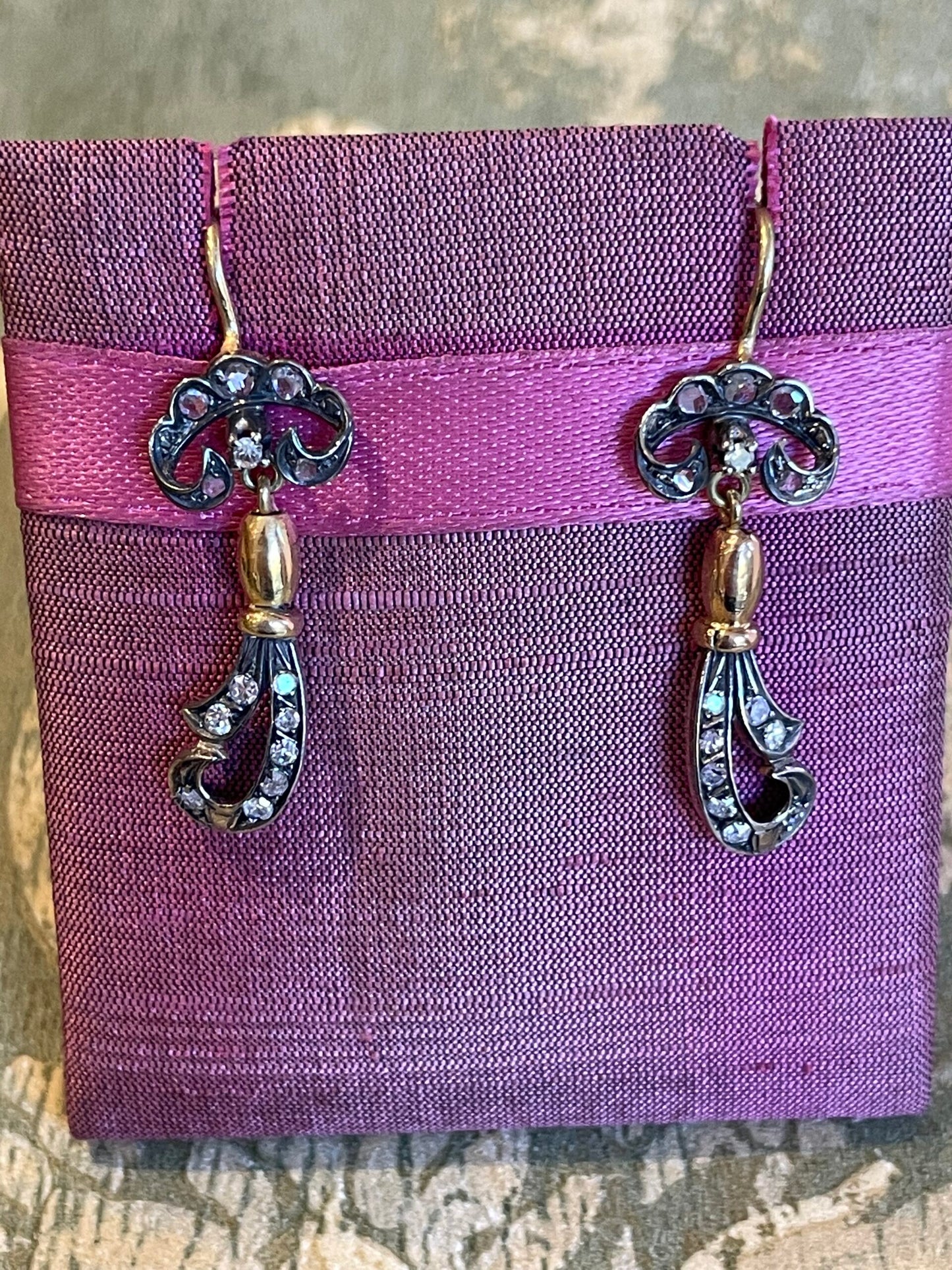 Dangle earrings with yellow gold and diamond bows, Victorian