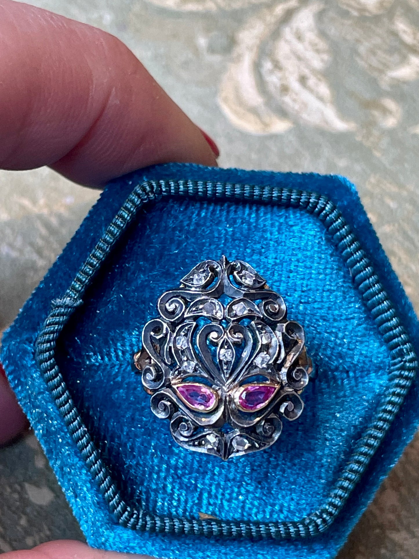 Elegante anello in argento e oro con rosette di diamante e rubini, Art Nouveau