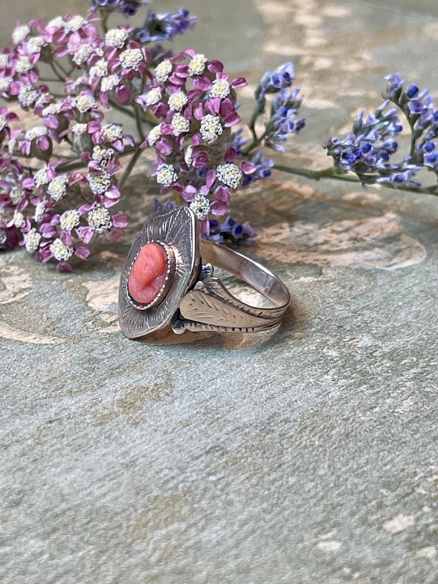 Anello con cammeo in corallo naturale, epoca vittoriana