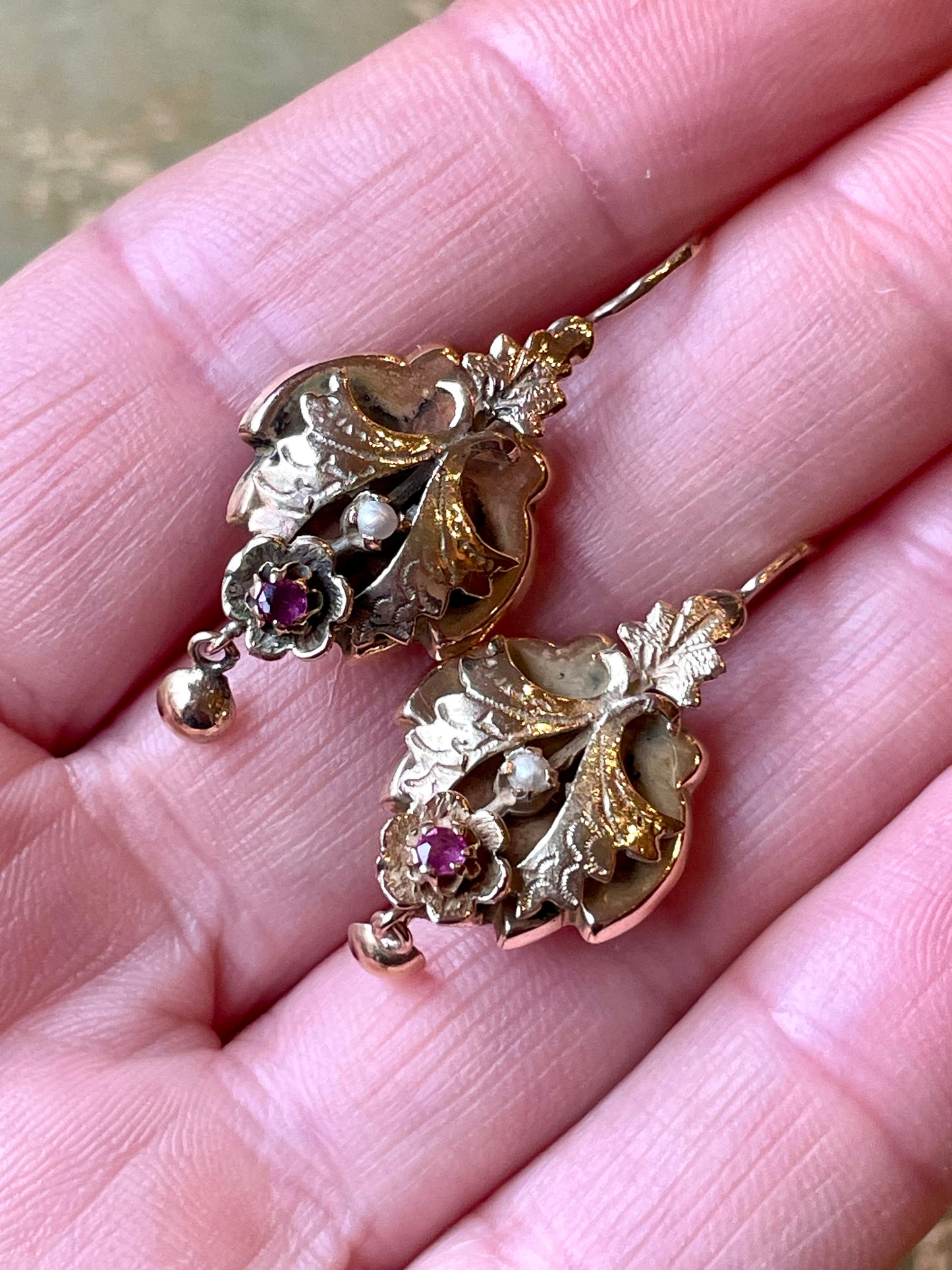 Splendidi orecchini di gusto floreale con perle e spinelli, epoca vittoriana