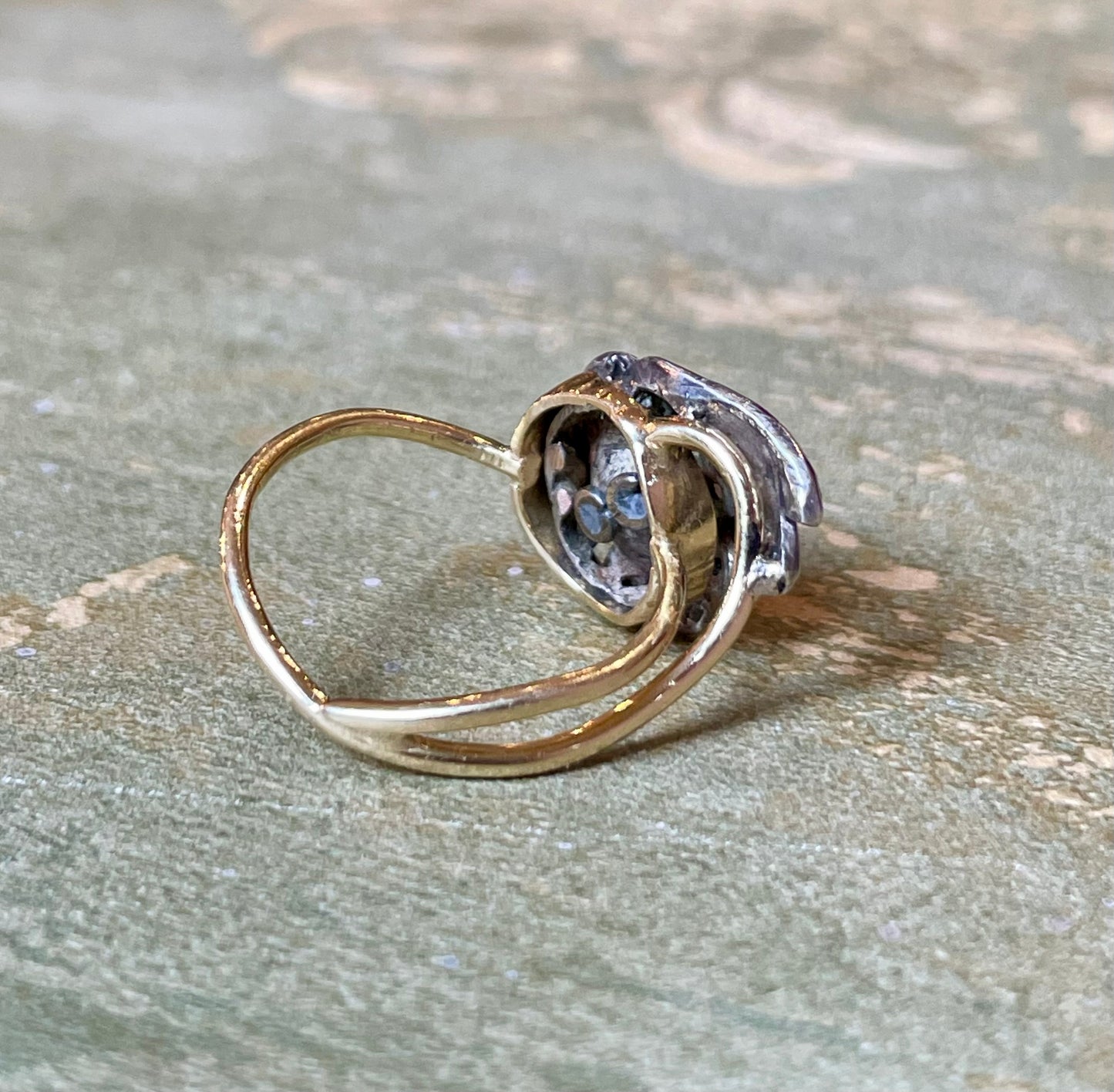 Affascinante anello con piccola mosca su un fiore, epoca georgiana