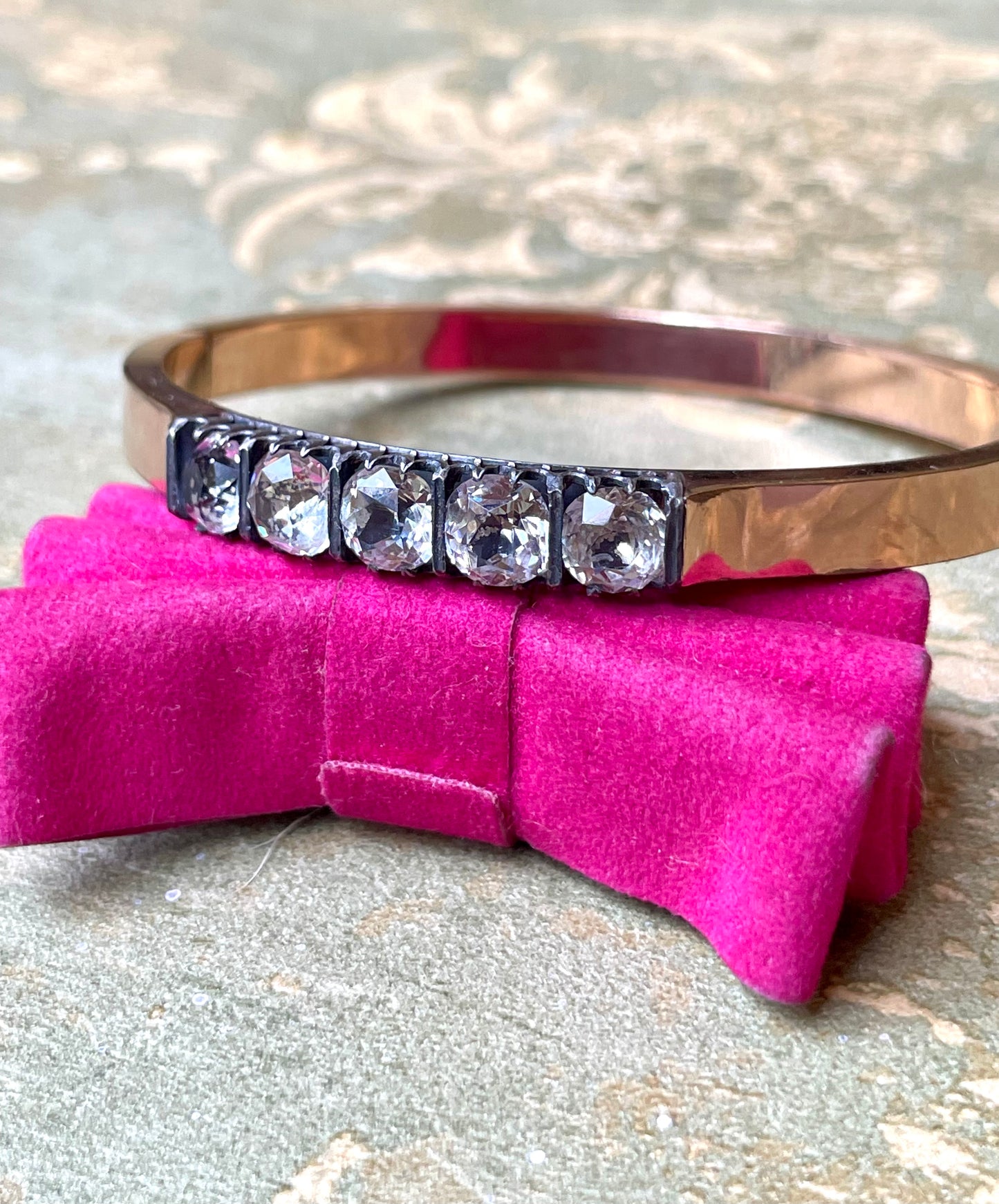 Bracciale rigido placcato oro rosa e paste, 1920/30