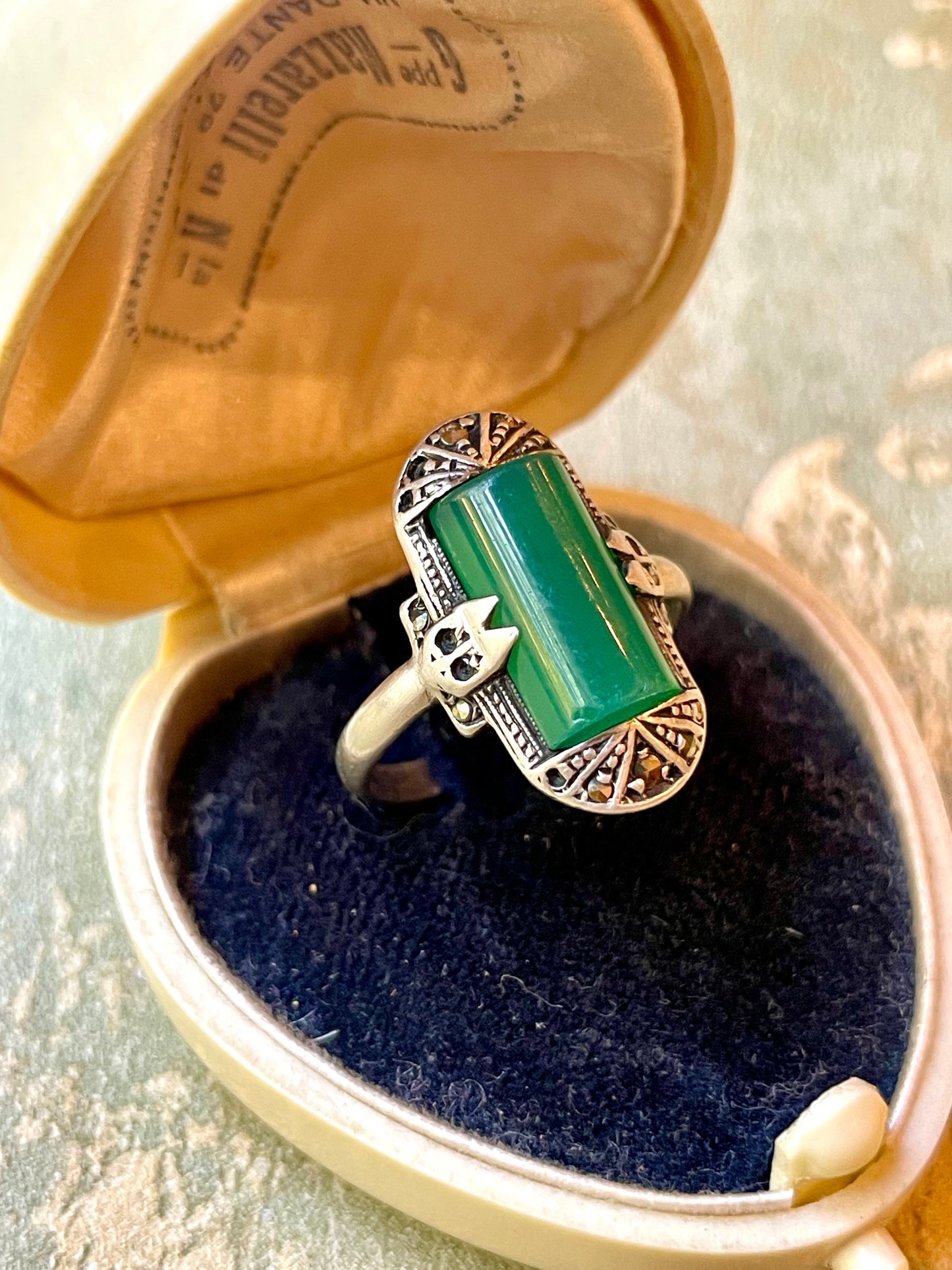 Anello in lucite verde, argento e marcassite, 1920/30