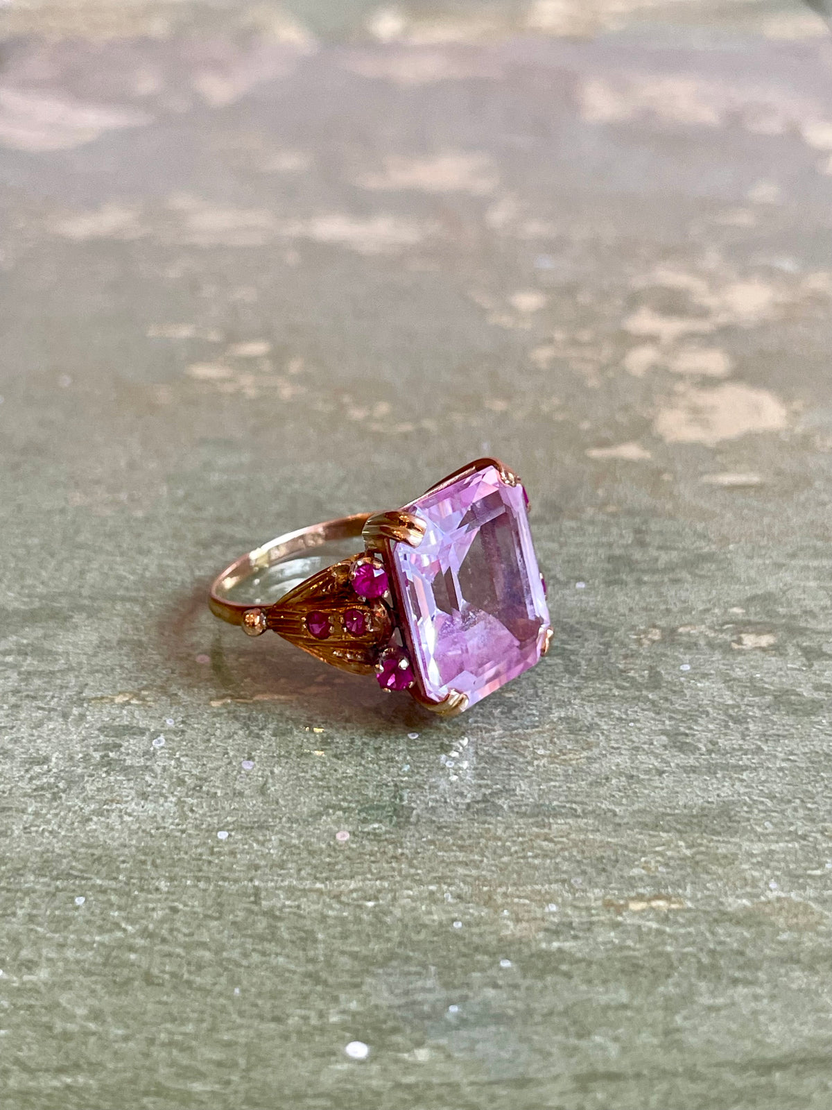 Incantevole cocktail ring in oro rosa con rosa di Francia e rubini, anni ‘40/50