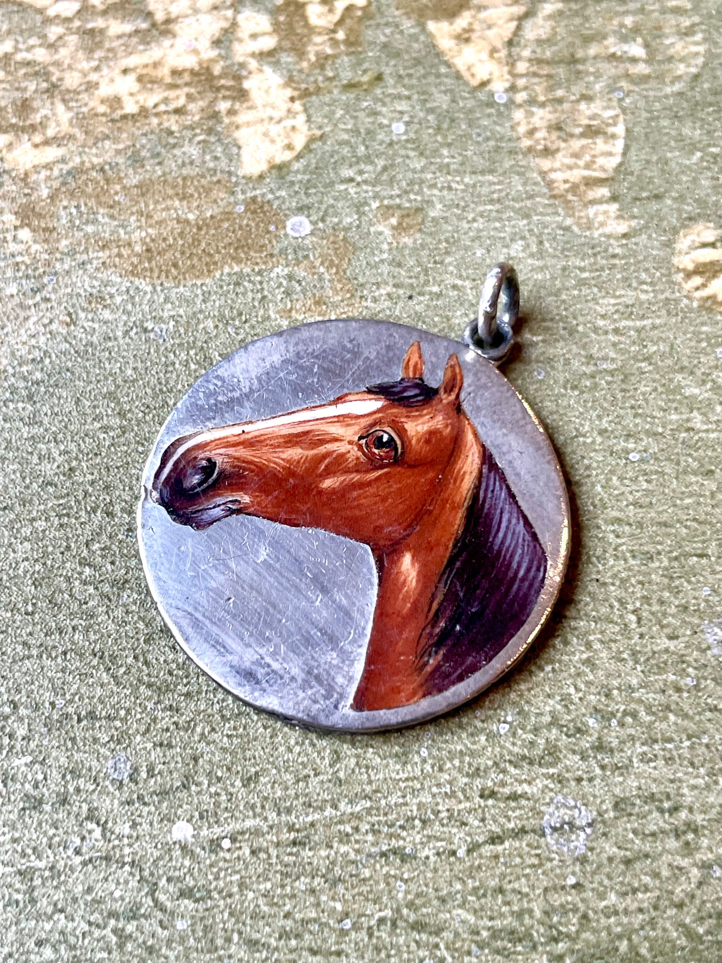 Pendente in argento con testa di cavallo in smalto