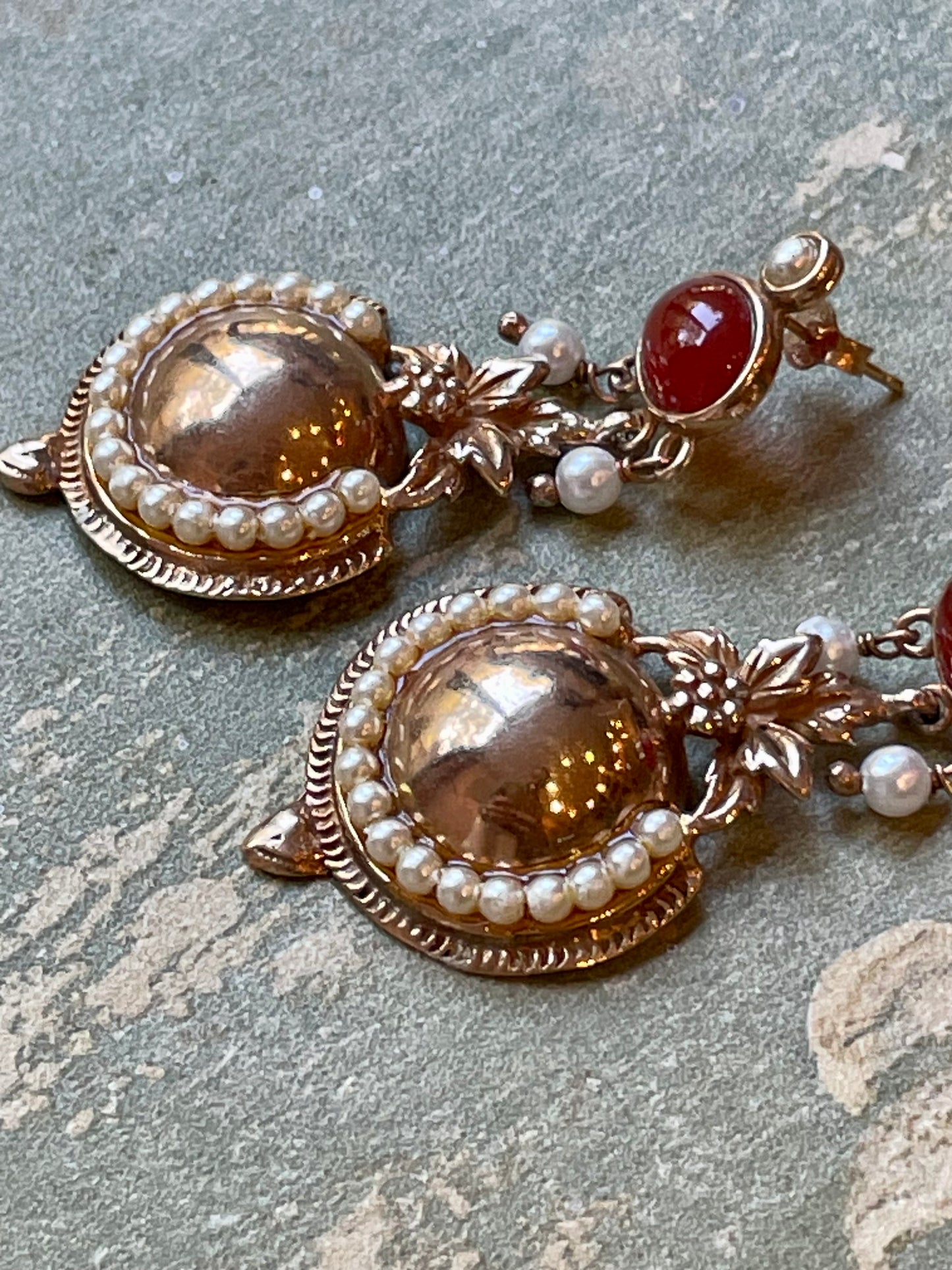 Eleganti orecchini in argento rosa, perle e corniola, anni ‘50