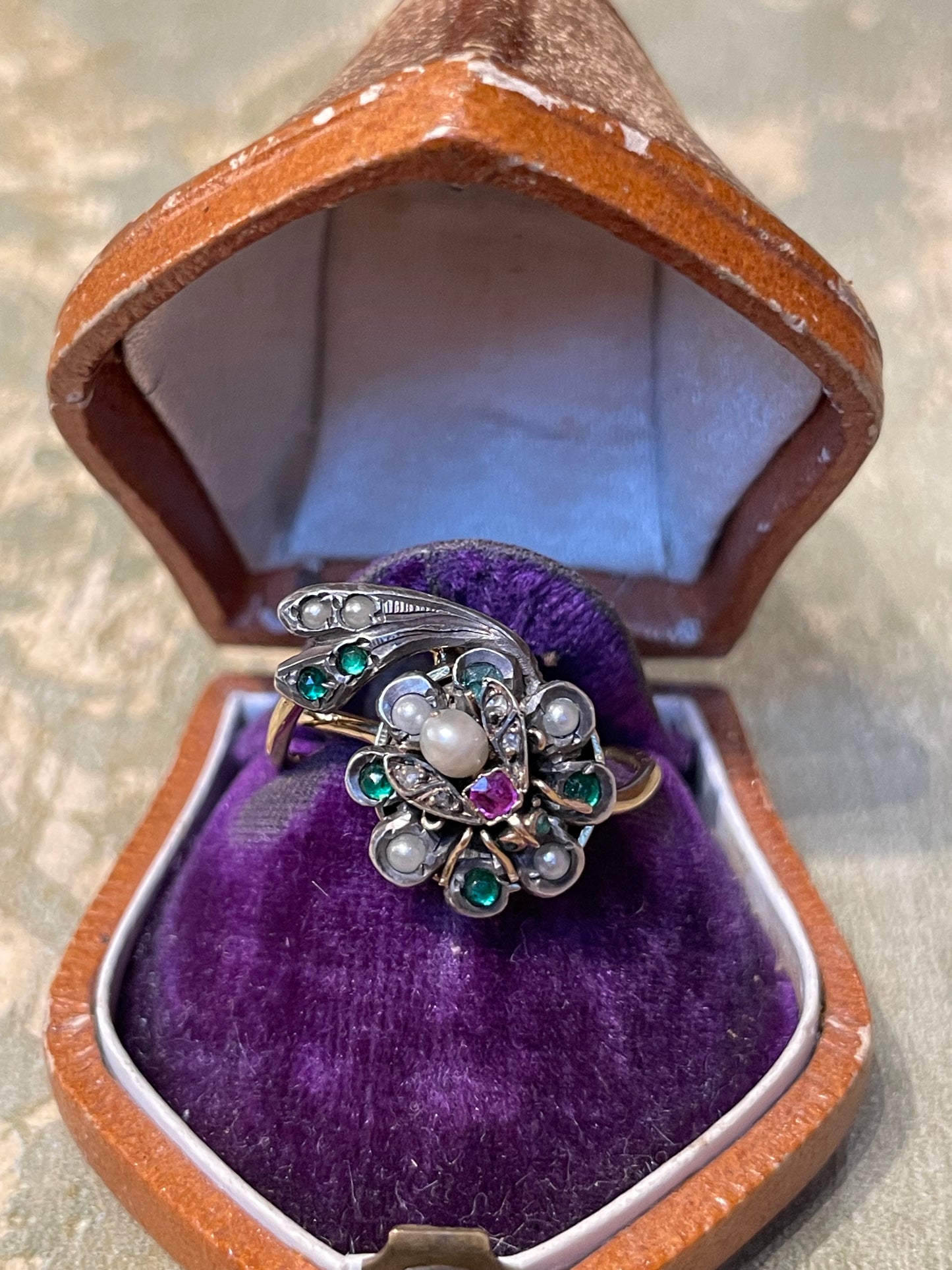 Affascinante anello con piccola mosca su un fiore, epoca georgiana