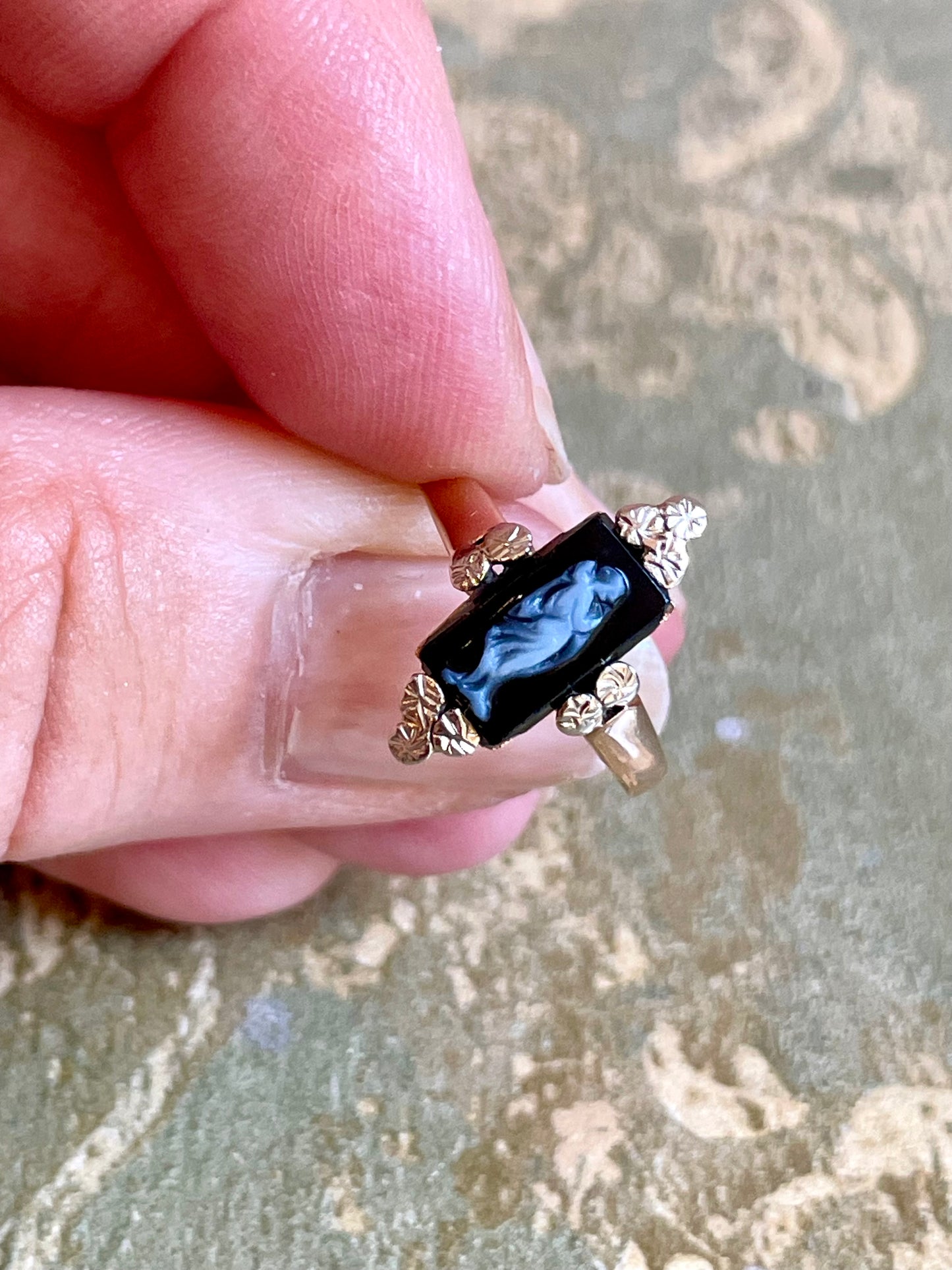 Raro anello in oro giallo con cammeo neoclassico in pasta di vetro, prima metà dell’Ottocento