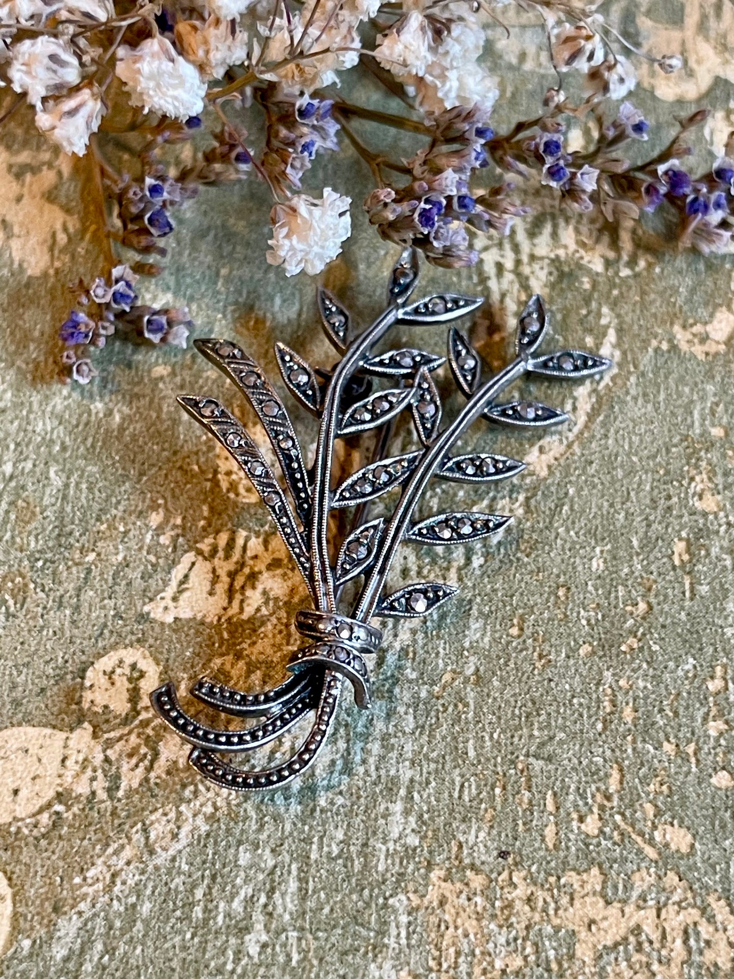 Elegante spilla in argento e marcassite, anni ‘40