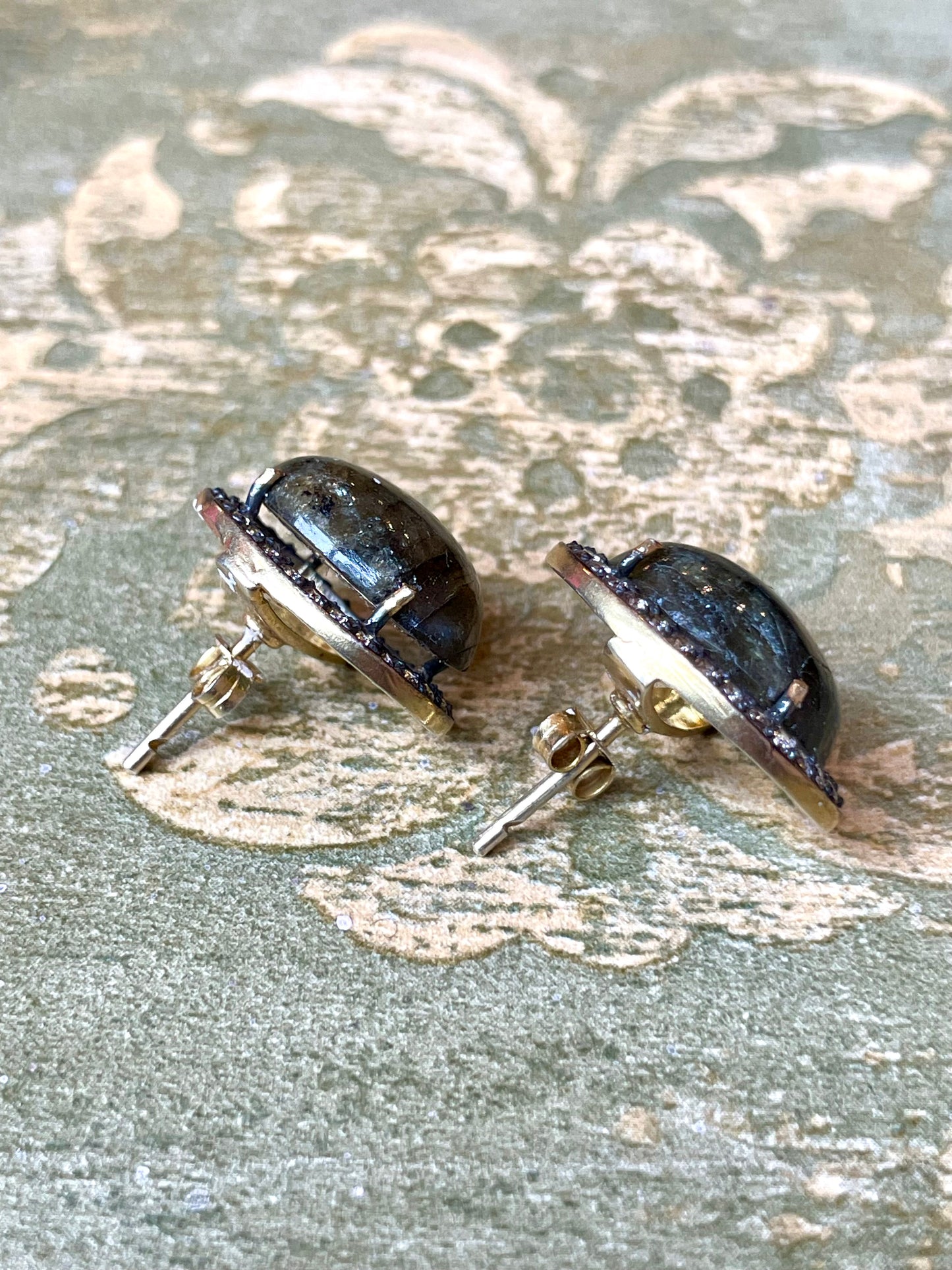 Magnetici orecchini in labradorite cabochon