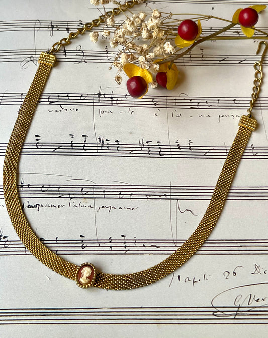 Choker dorato con piccolo cammeo, anni ‘50