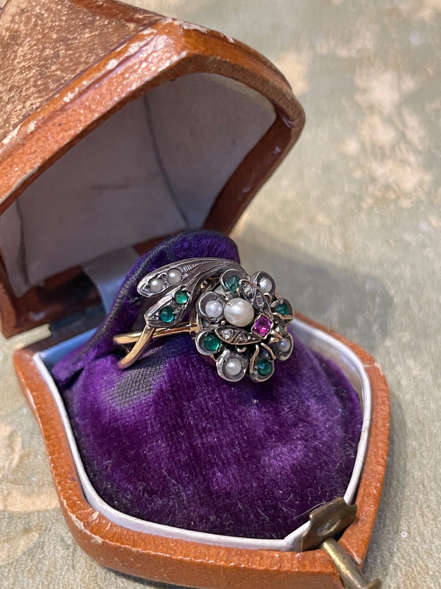Affascinante anello con piccola mosca su un fiore, epoca georgiana