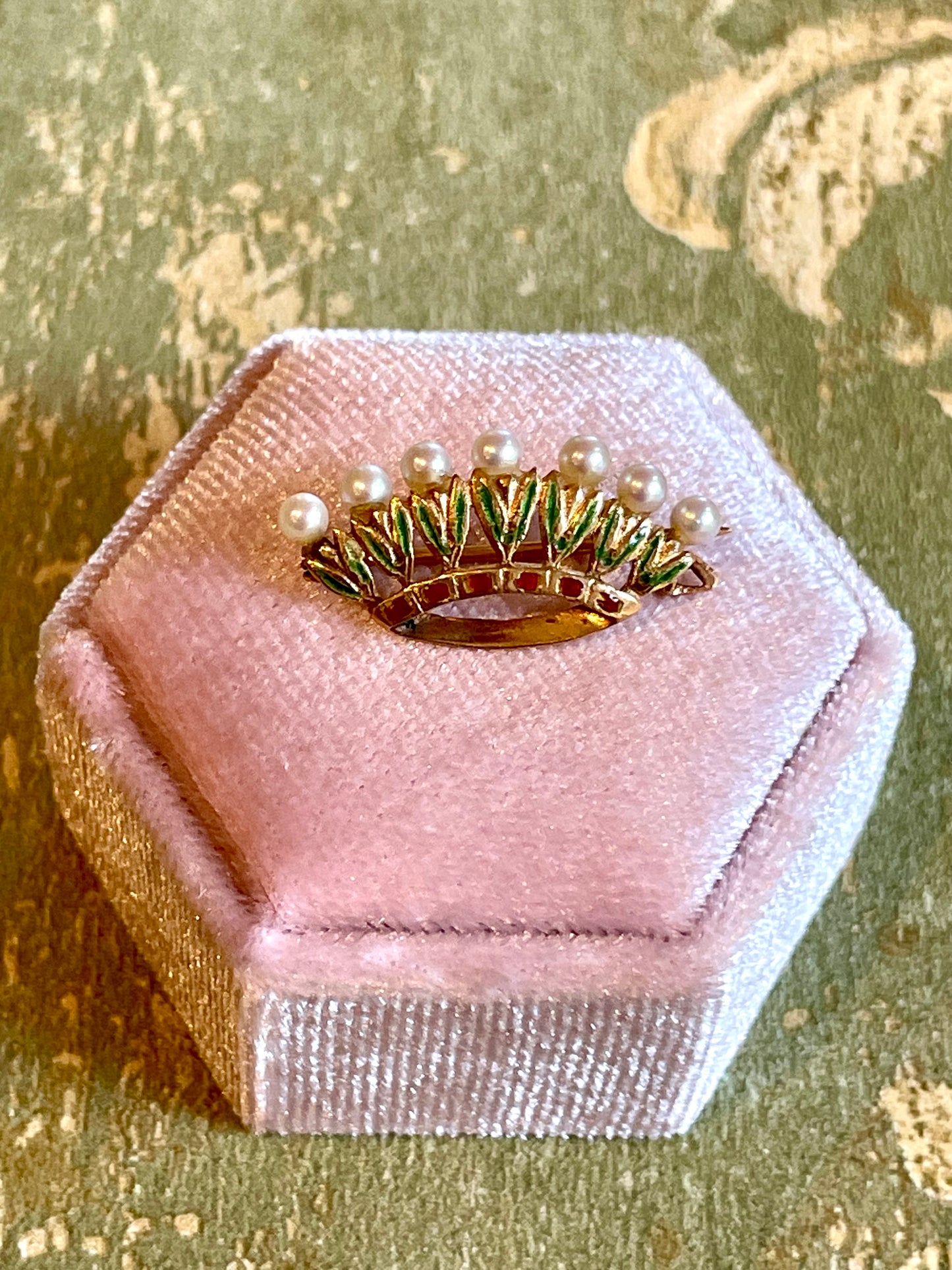 Spilla Corona con smalti e perle, anni ‘50