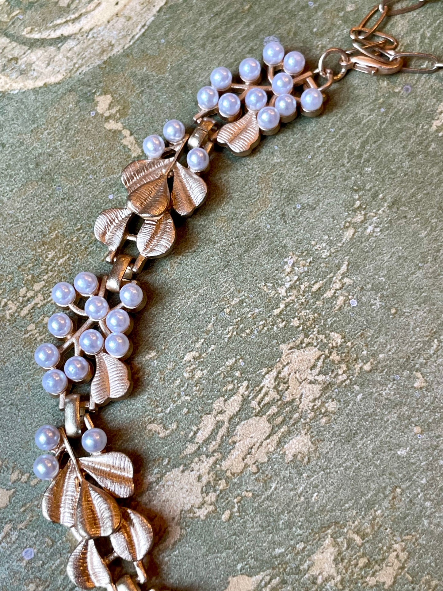 Incantevole girocollo dorato con perle, anni ‘50