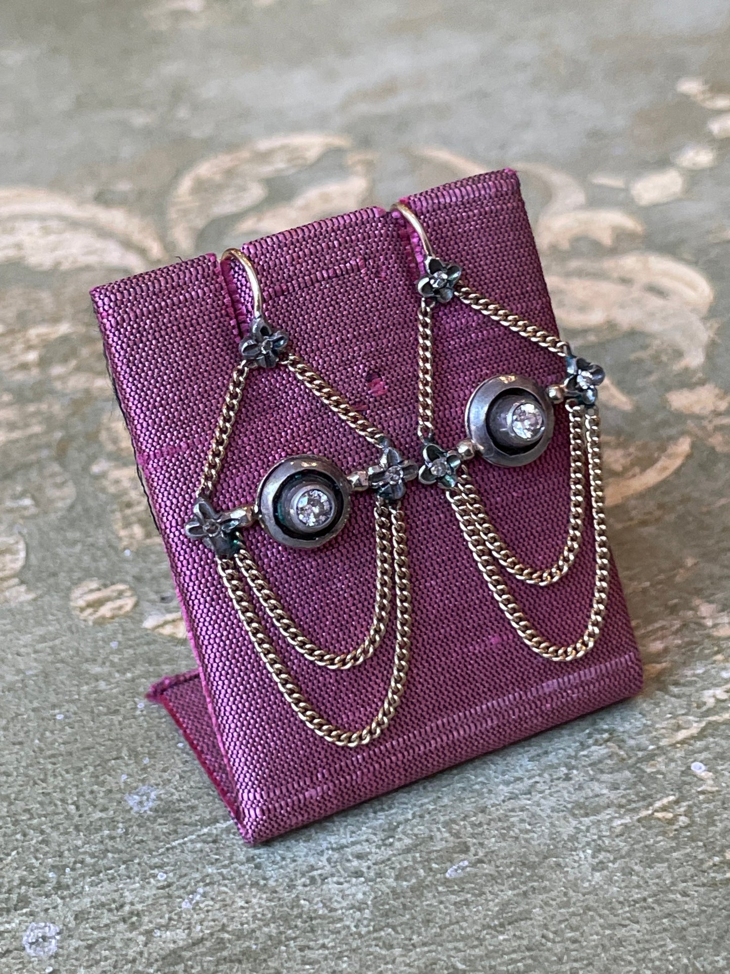 Orecchini con catena a festone in oro, argento e diamanti