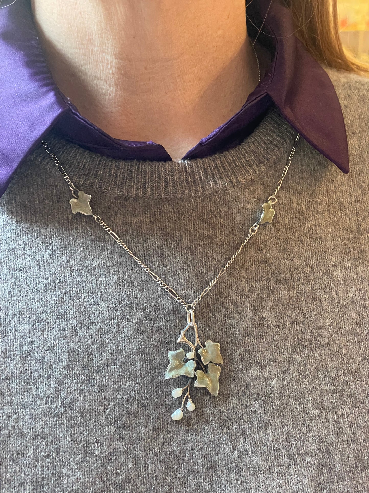 Romantica collana in argento e foglie d’edera in smalto e perle, Art Nouveau