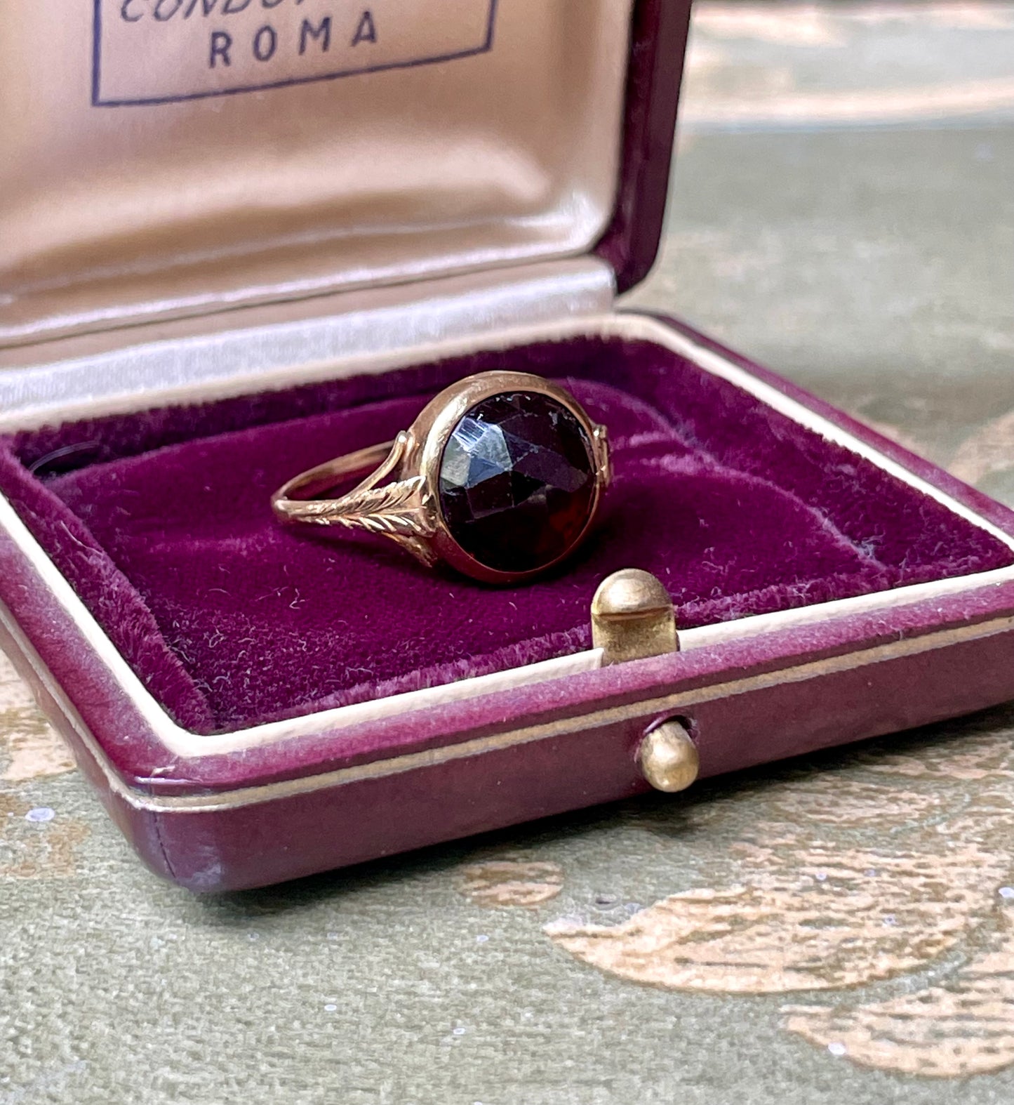 Squisito anello in oro giallo e granato boho, epoca vittoriana