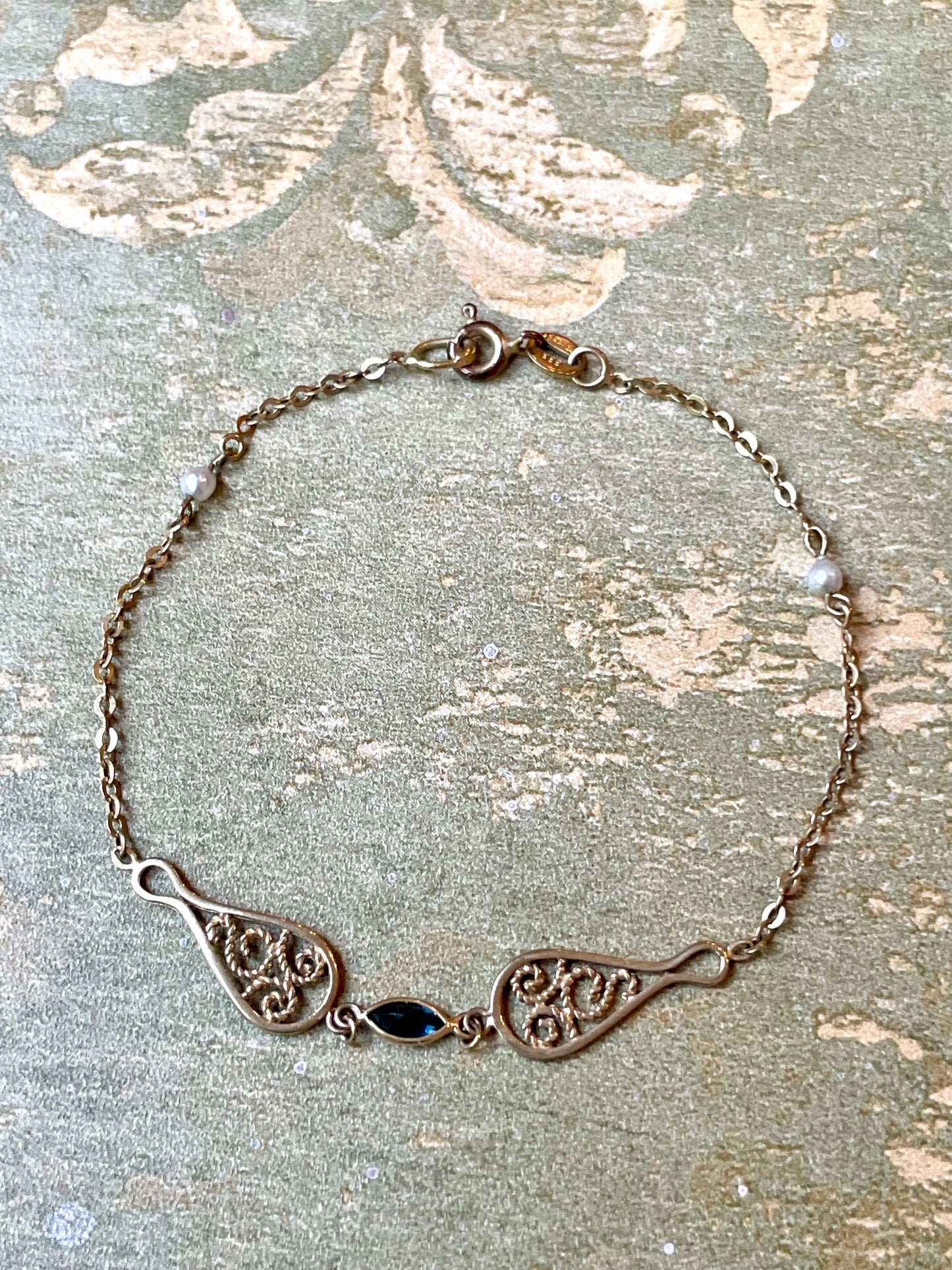 Raffinato bracciale in oro, perle e zaffiro, anni ‘50/60
