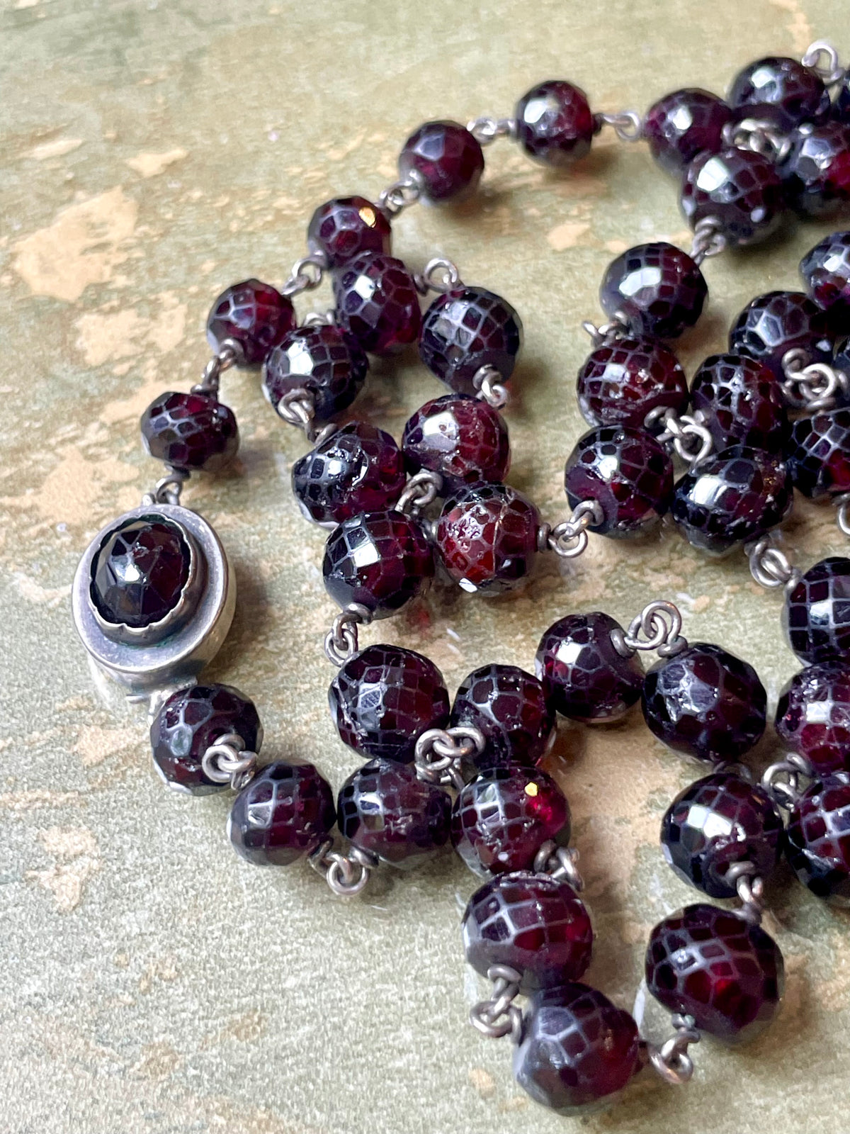 Straordinaria collana lunga in granati boho, epoca vittoriana