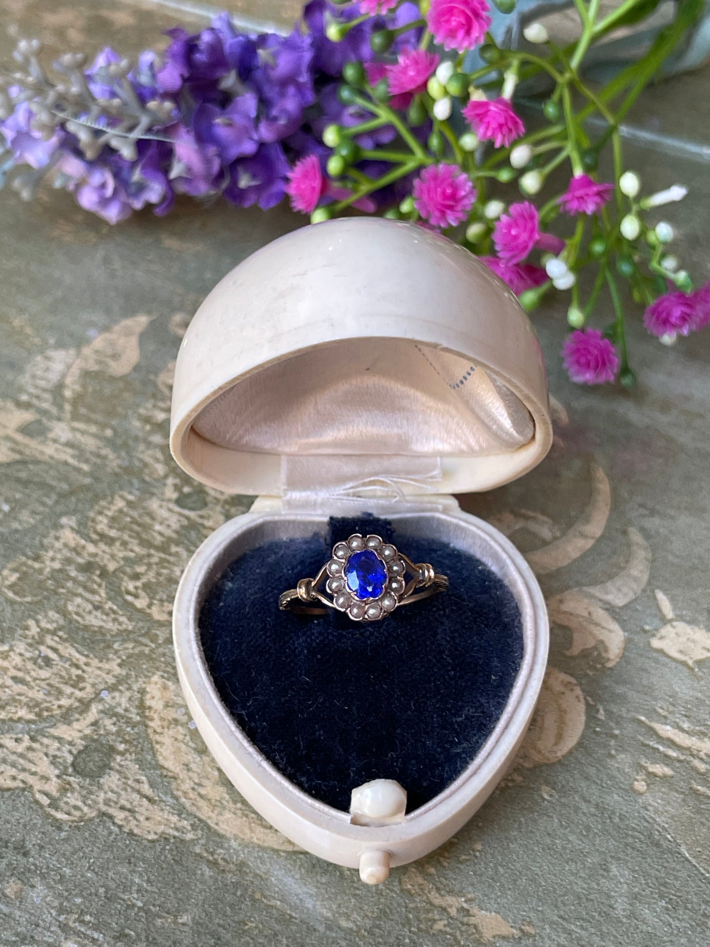 Anello cluster ring con zaffiro naturale e perle, epoca vittoriana