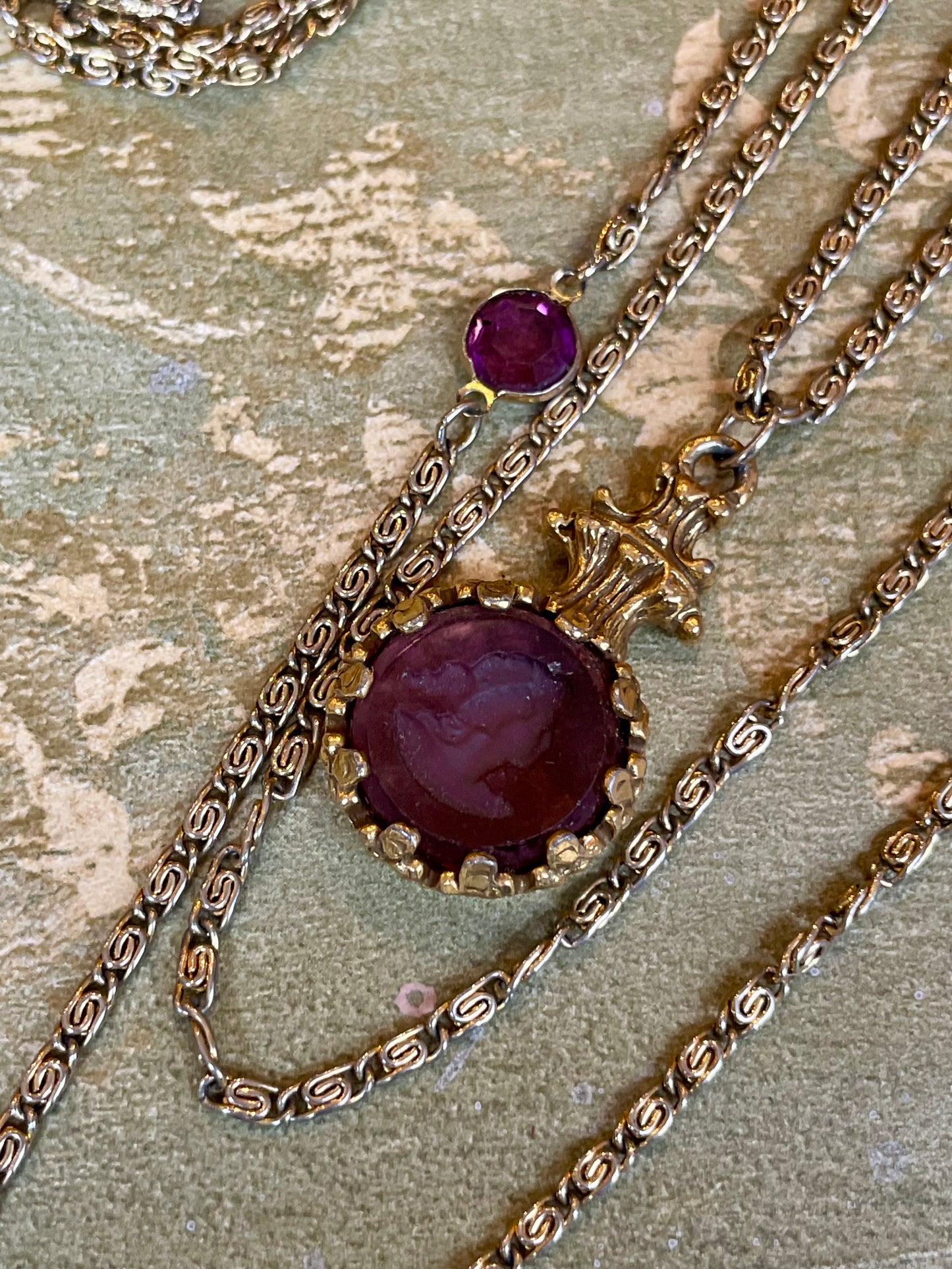 Collana a tre fili con cammeo in pasta di vetro, firmata Goldette anni ‘50/50
