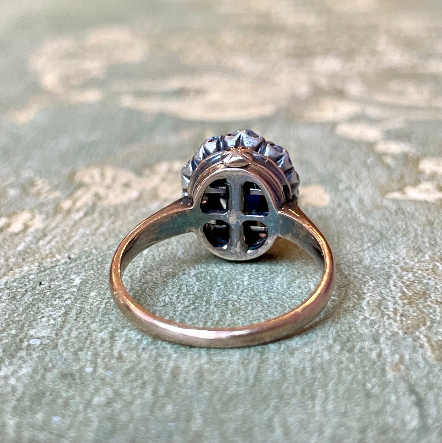 Stupendo anello a margherita con zaffiro naturale e diamanti, epoca vittoriana