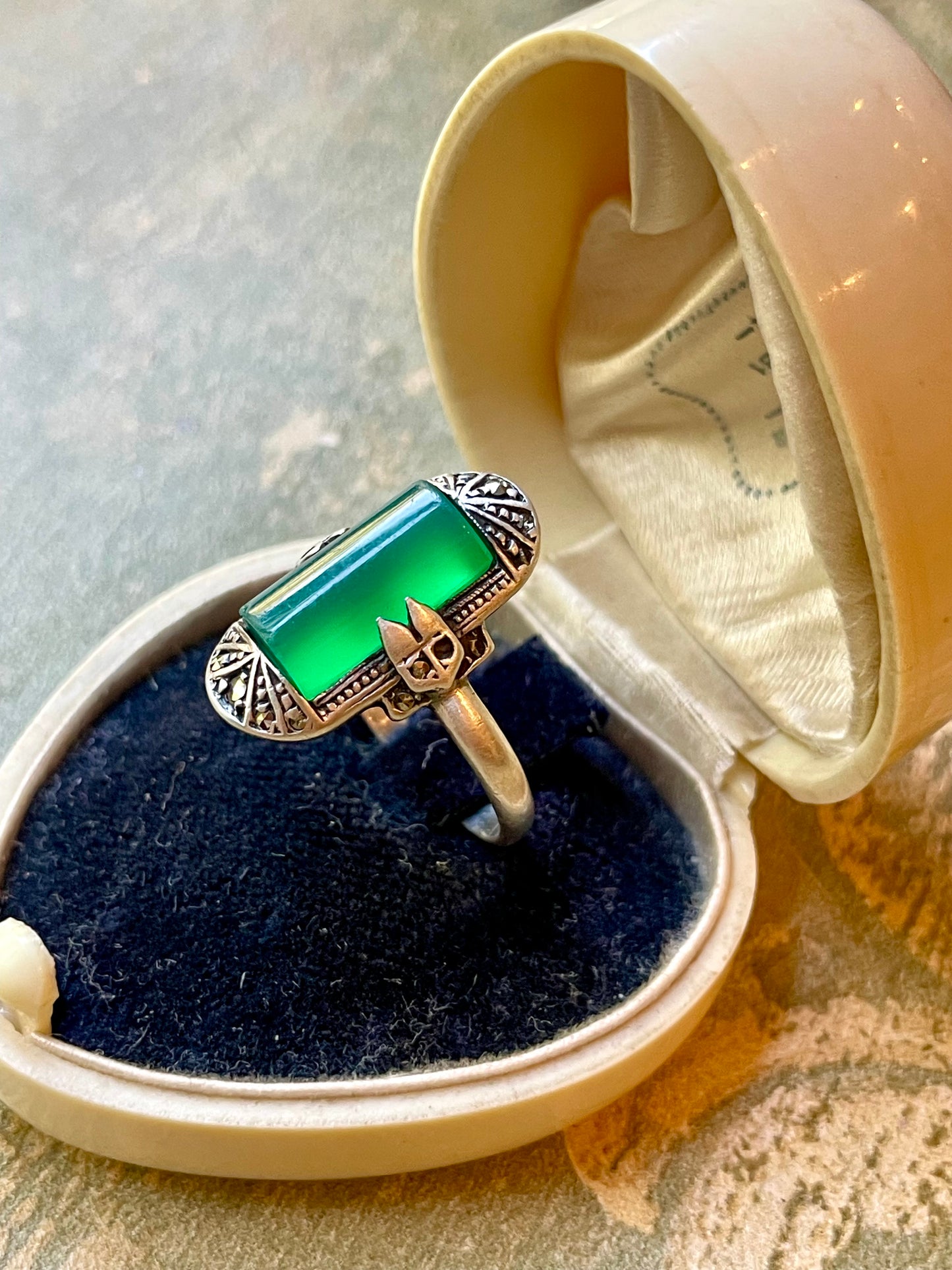 Anello in lucite verde, argento e marcassite, 1920/30