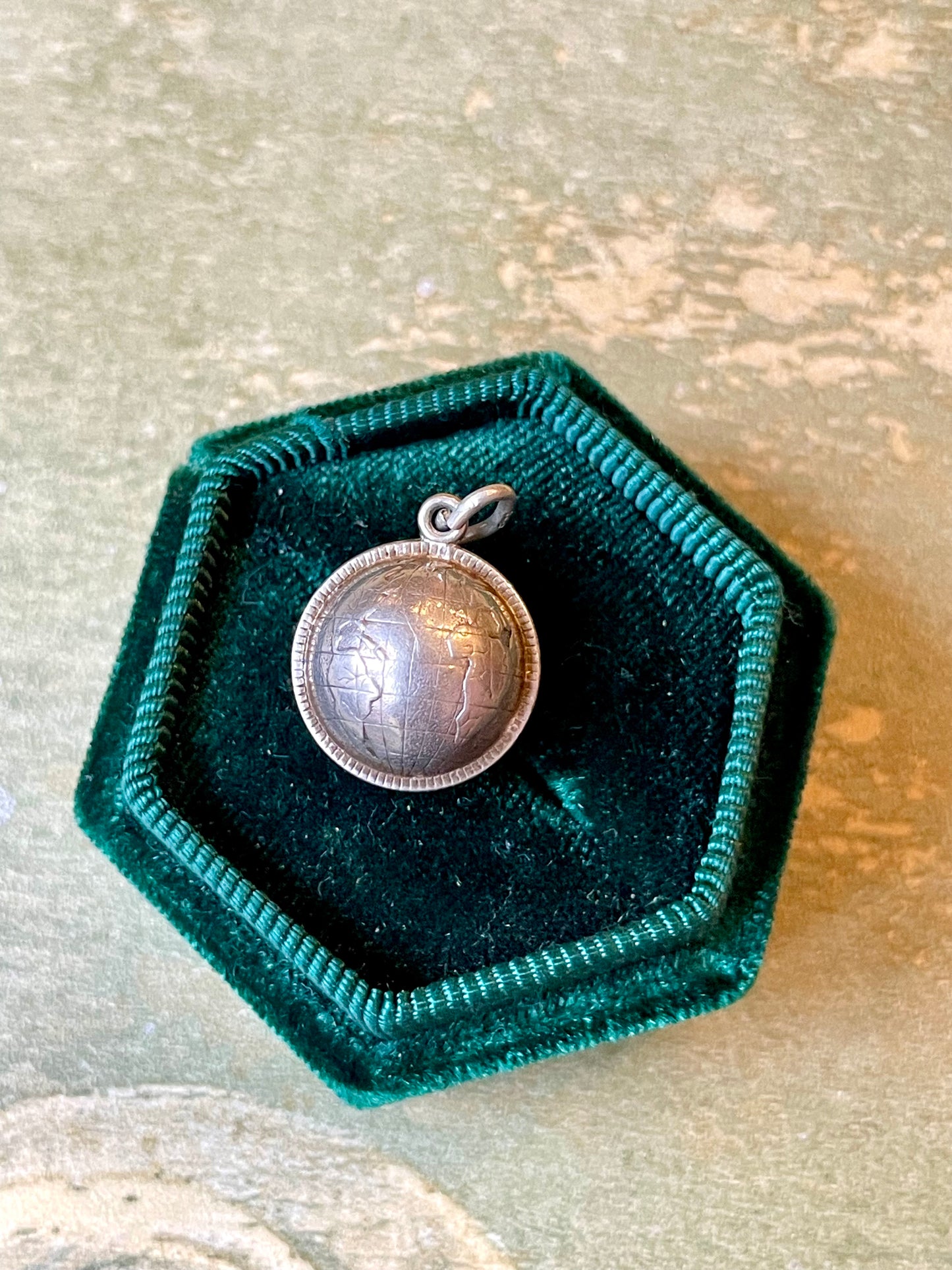 Pendente in argento con globo terrestre, anni ‘50